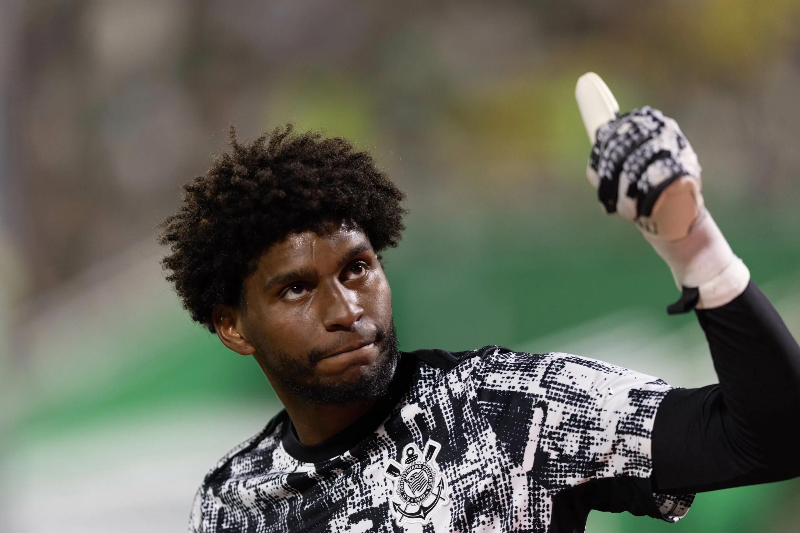 Hugo Souza jogador do Corinthians durante partida contra o Chapecoense no estadio Arena Conda pelo campeonato Brasileiro A 2026. Foto: Liamara Polli/AGIF