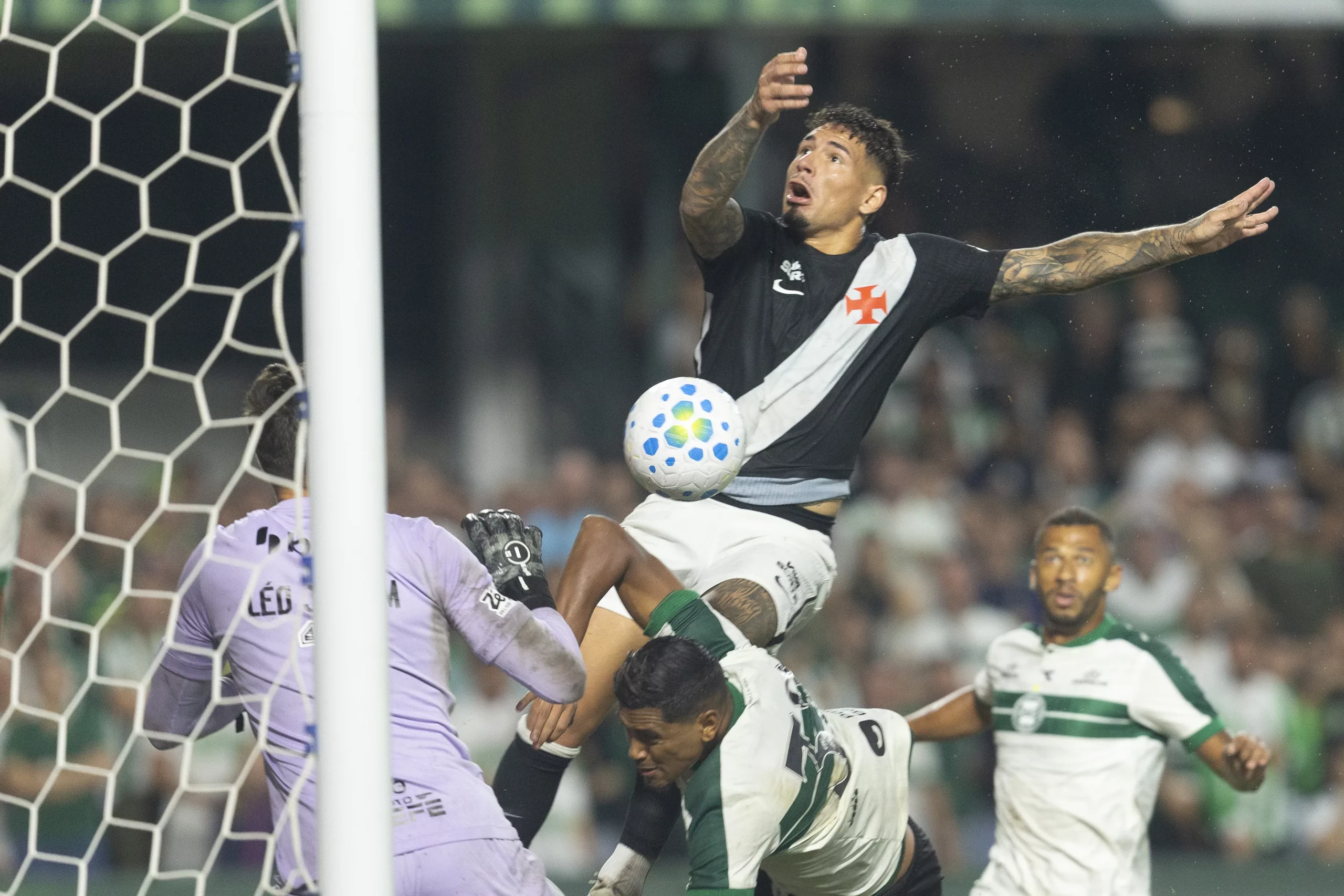 Zagueiro já tem três gols contras pelo Vasco. Foto: Hedeson Alves/AGIF