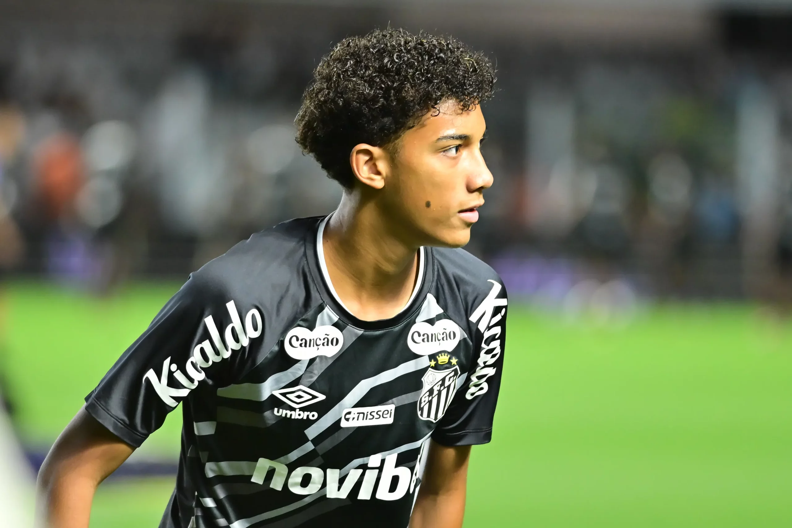 Robinho Jr jogador do Santos durante aquecimento antes da partida contra o Atletico-MG no estadio Vila Belmiro pelo campeonato Brasileiro A 2026. Foto: Jota Erre/AGIF