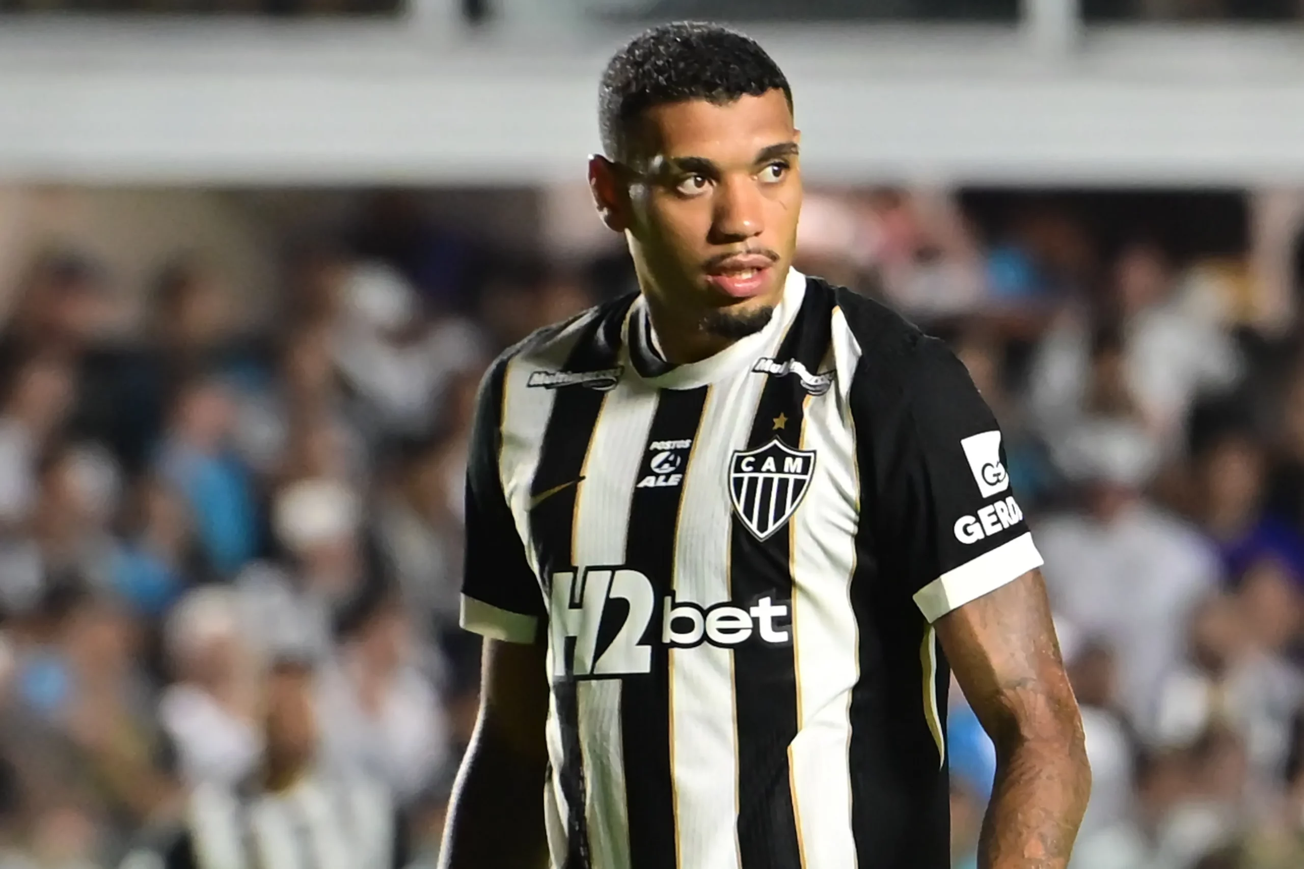 Ruan Tressoldi jogador do Atletico-MG durante partida contra o Santos no estadio Vila Belmiro pelo campeonato Brasileiro A 2026. Foto: Jota Erre/AGIF
