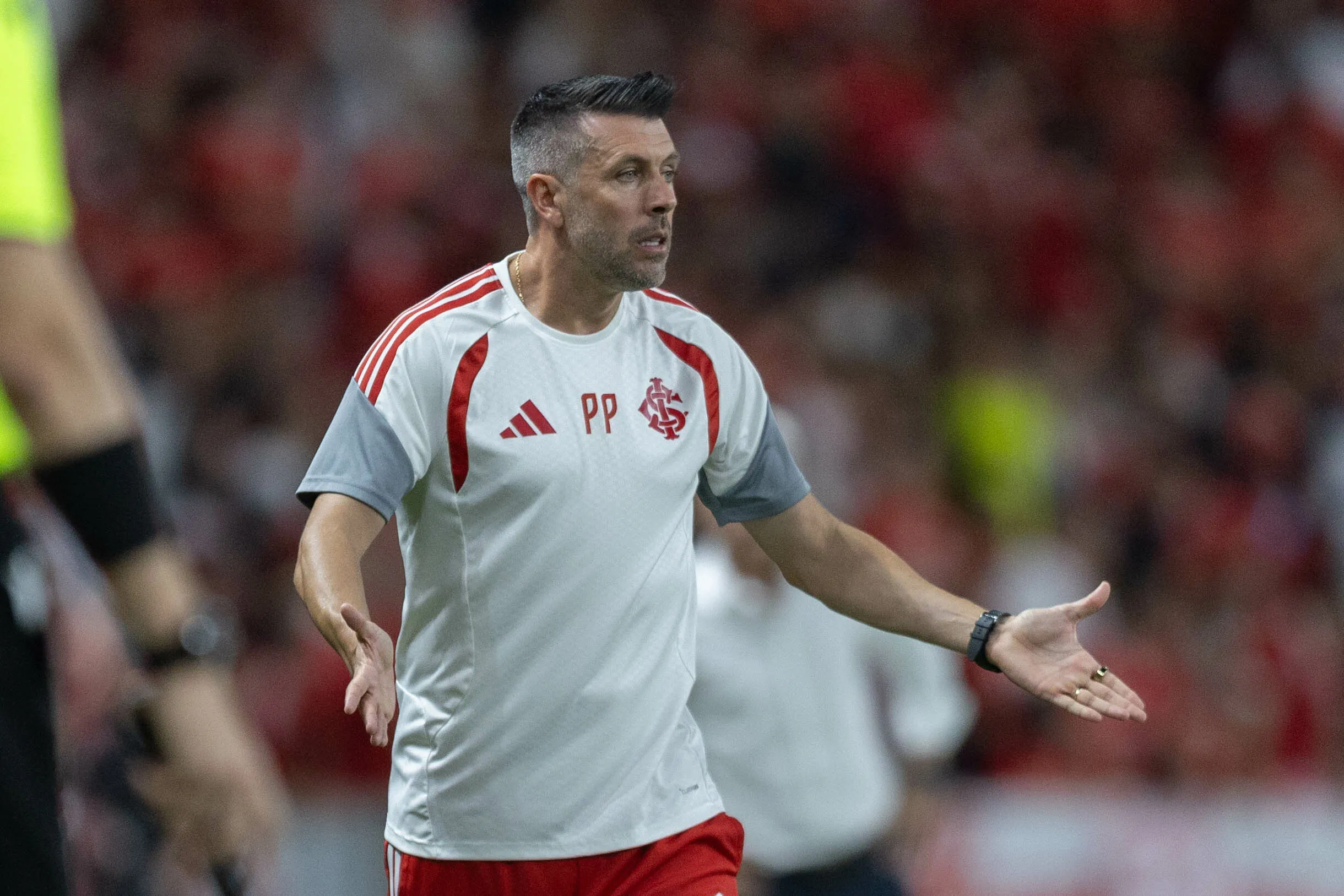 RS – PORTO ALEGRE – 11/04/2026 – BRASILEIRO A 2026, INTERNACIONAL X GREMIO – Paulo Pezzolano  tecnico do Internacional durante partida contra o Gremio no estadio Beira-Rio pelo campeonato Brasileiro A 2026. Foto: Liamara Polli/AGIF