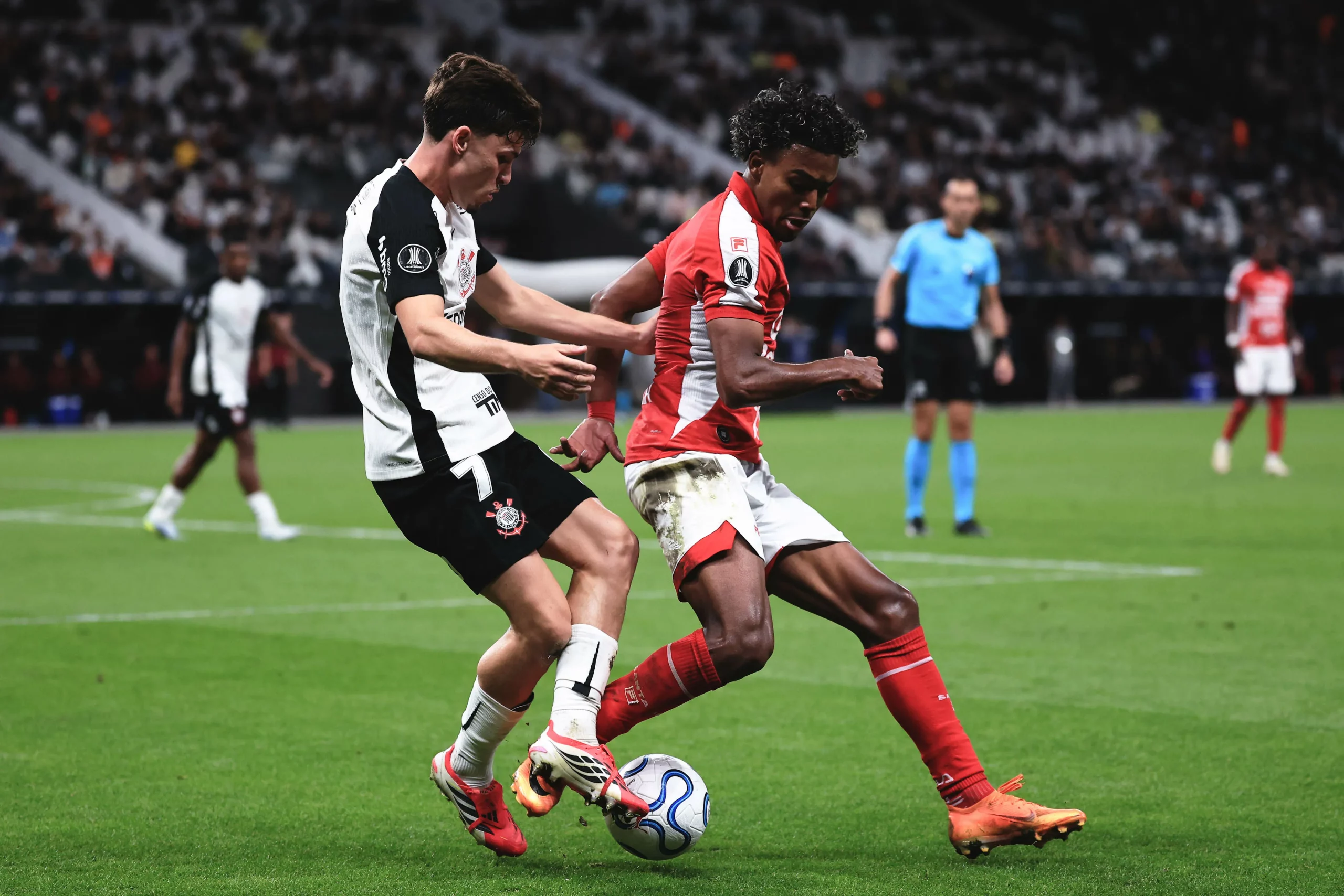 Breno Bidon jogador do Corinthians disputa lance com Kilian toscano jogador do Santa Fe durante partida no estadio Arena Corinthians pelo campeonato Copa Libertadores 2026. Foto: Ettore Chiereguini/AGIF