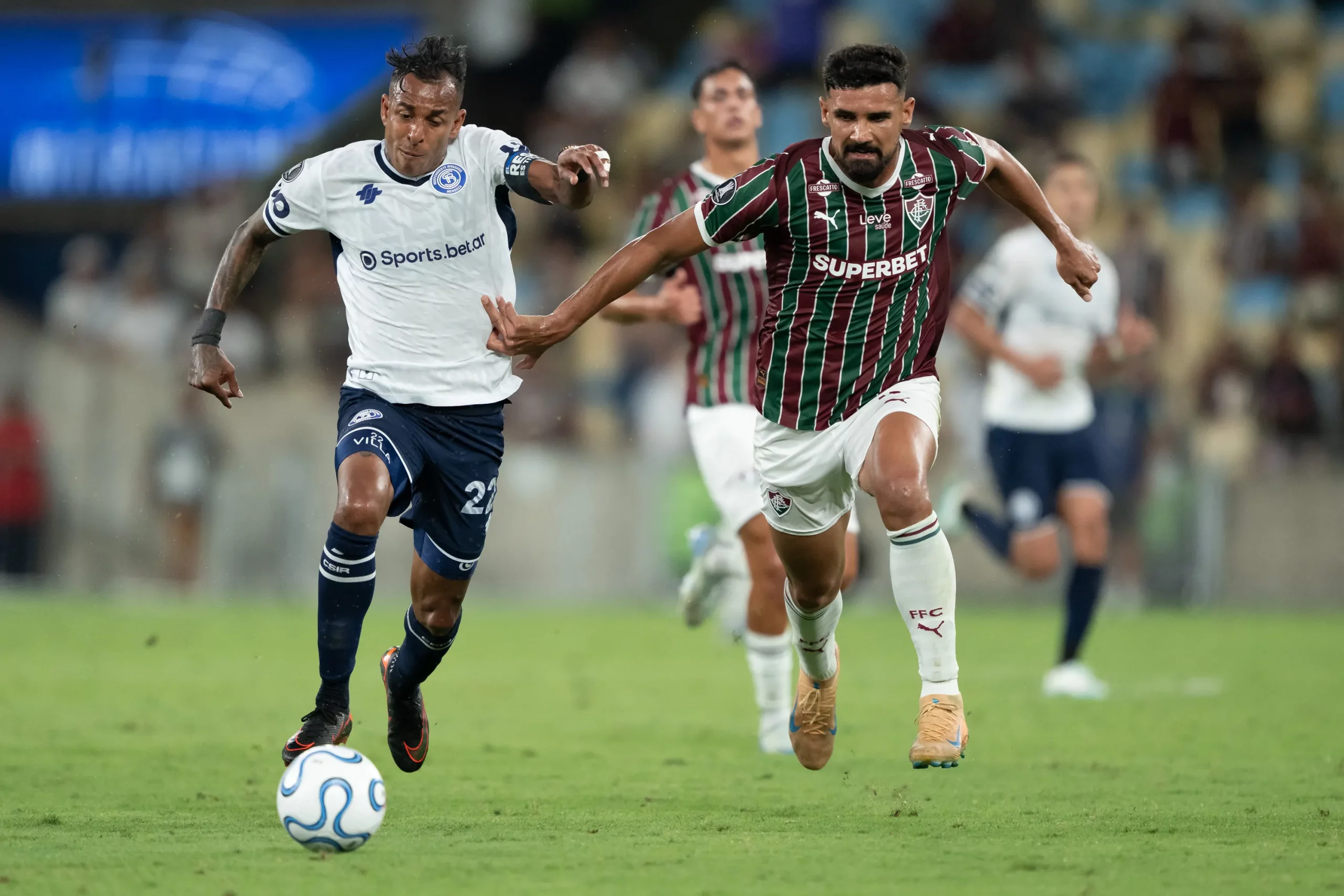 RJ – RIO DE JANEIRO – 15/04/2026 – COPA LIBERTADORES 2026, FLUMINENSE X INDEPENDIENTE RIVADAVIA – Ignacio jogador do Fluminense disputa lance com Villa jogador do Independiente durante partida no estadio Maracana pelo campeonato Copa Libertadores 2026. Foto: Jorge Rodrigues/AGIF