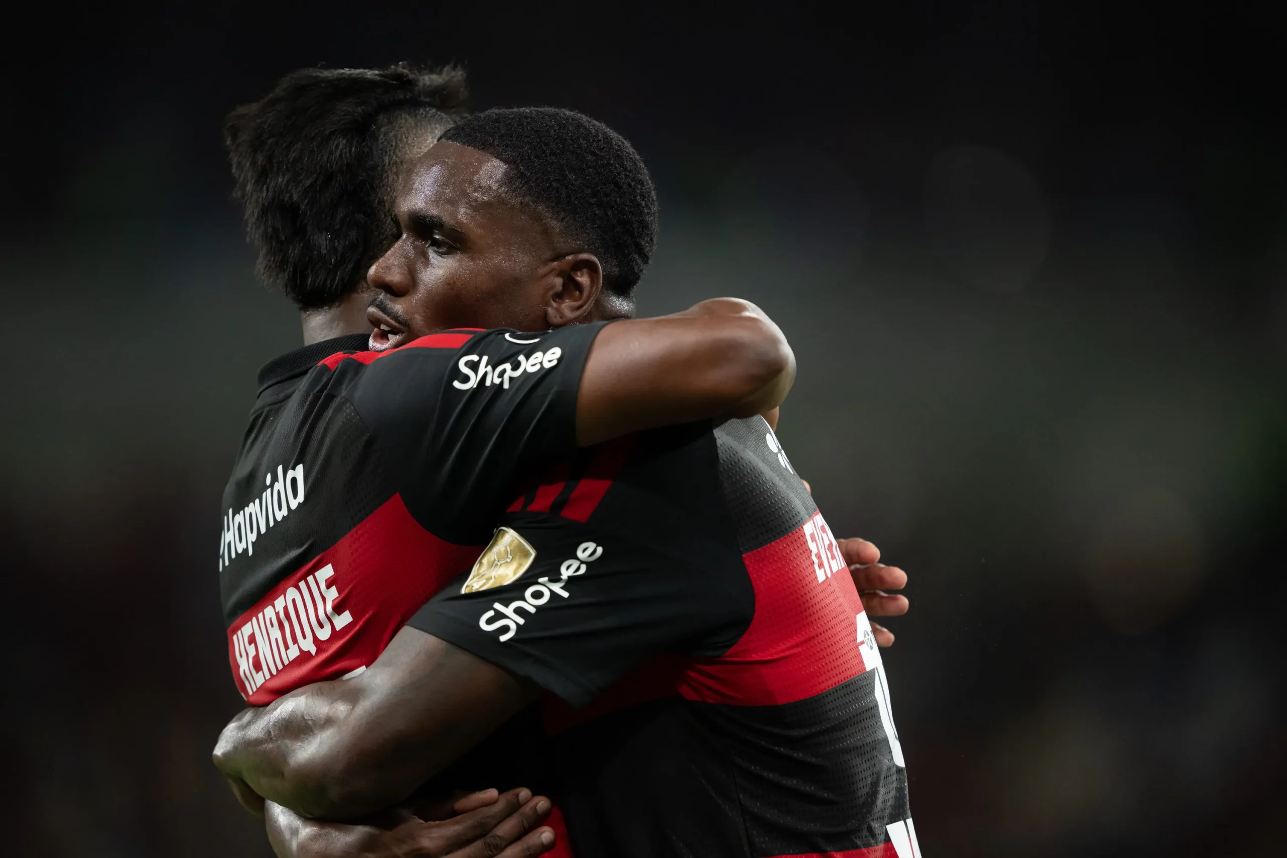 RJ – RIO DE JANEIRO – 16/04/2026 – COPA LIBERTADORES 2026, FLAMENGO X INDEPENDIENTE MEDELLIN – Bruno Henrique jogador do Flamengo comemora seu gol com Evertton Araujo jogador da sua equipe durante partida contra o Independiente Medellin no estadio Maracana pelo campeonato Copa Libertadores 2026. Foto: Jorge Rodrigues/AGIF