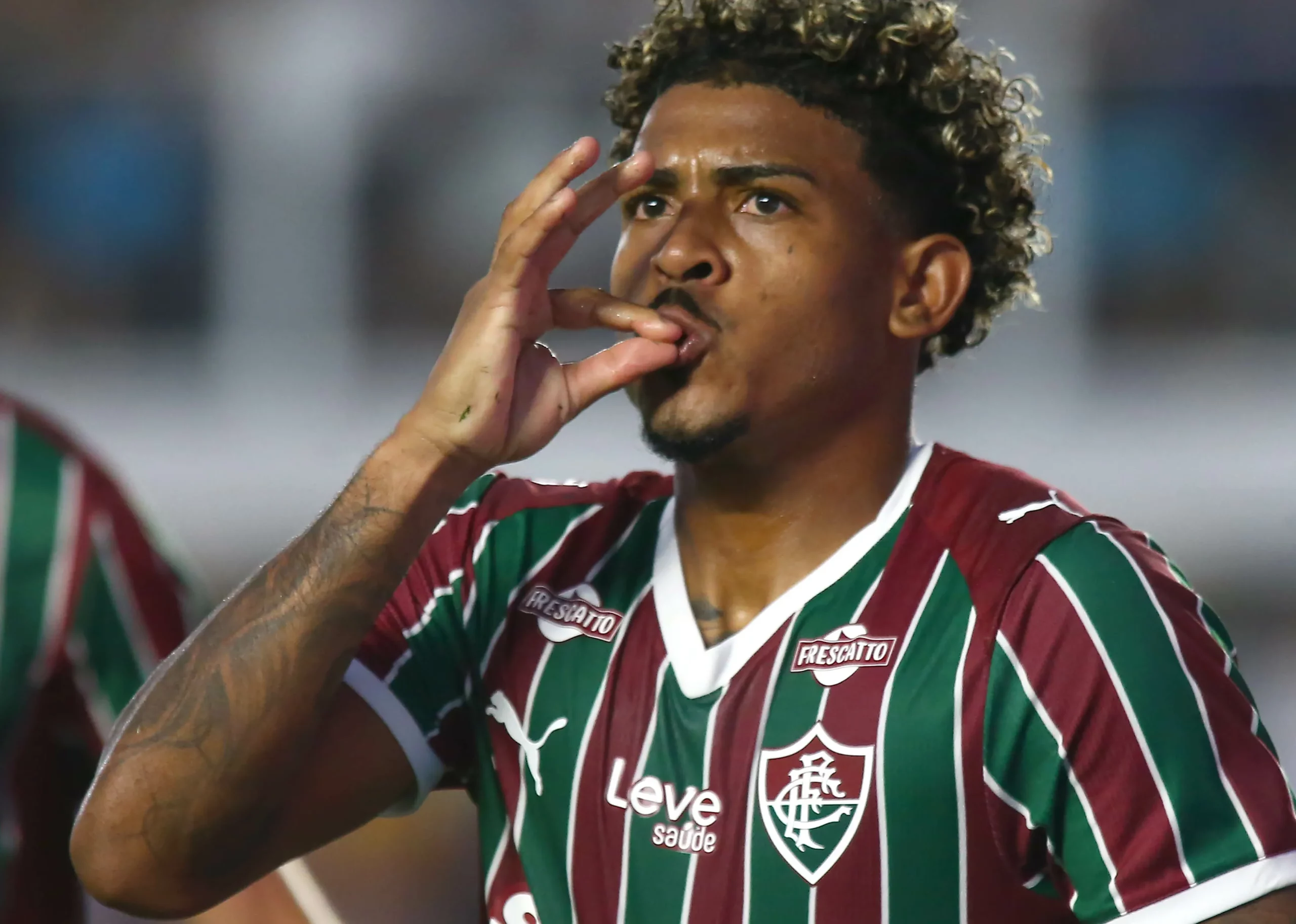 John Kennedy jogador do Fluminense comemora seu gol durante partida contra o Santos no estadio Vila Belmiro pelo campeonato Brasileiro A 2026. Foto: Mauricio De Souza/AGIF
