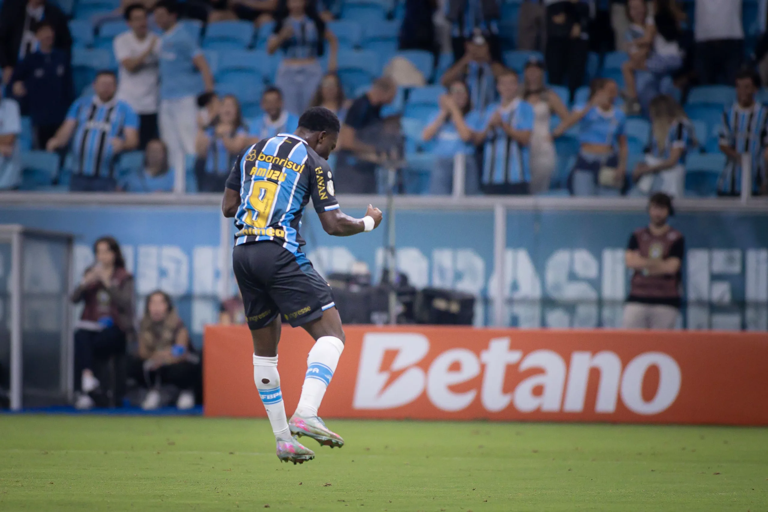 RS – PORTO ALEGRE – 21/04/2026 – COPA DO BRASIL 2026, GREMIO X CONFIANCA – Francis Amuzu jogador do Gremio comemora seu gol durante partida contra o Confianca no estadio Arena do Gremio pelo campeonato Copa Do Brasil 2026. Foto: Maxi Franzoi/AGIF
