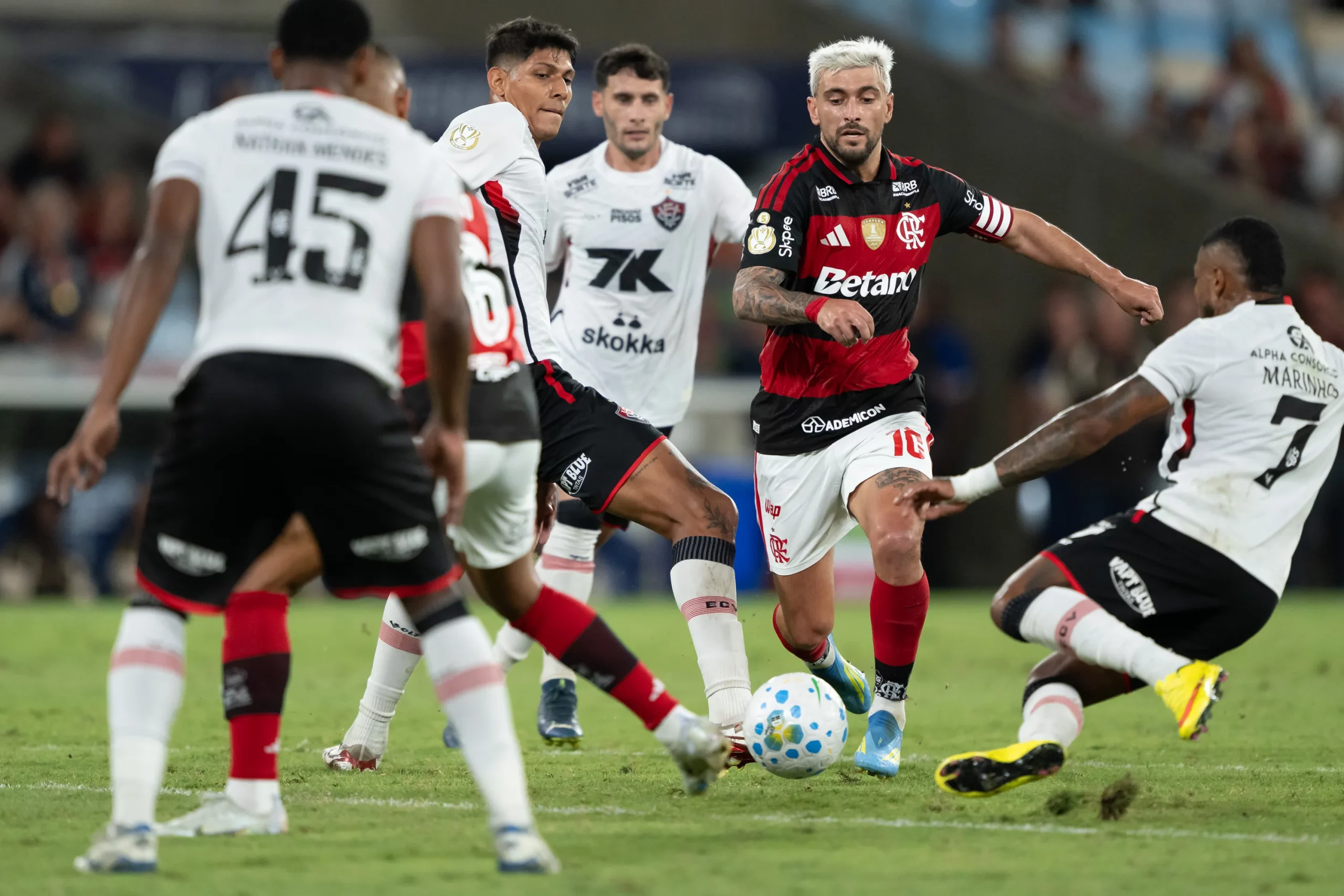 Flamengo x Vitória foi marcado por polêmicas no Maracanã. Foto: Jorge Rodrigues/AGIF