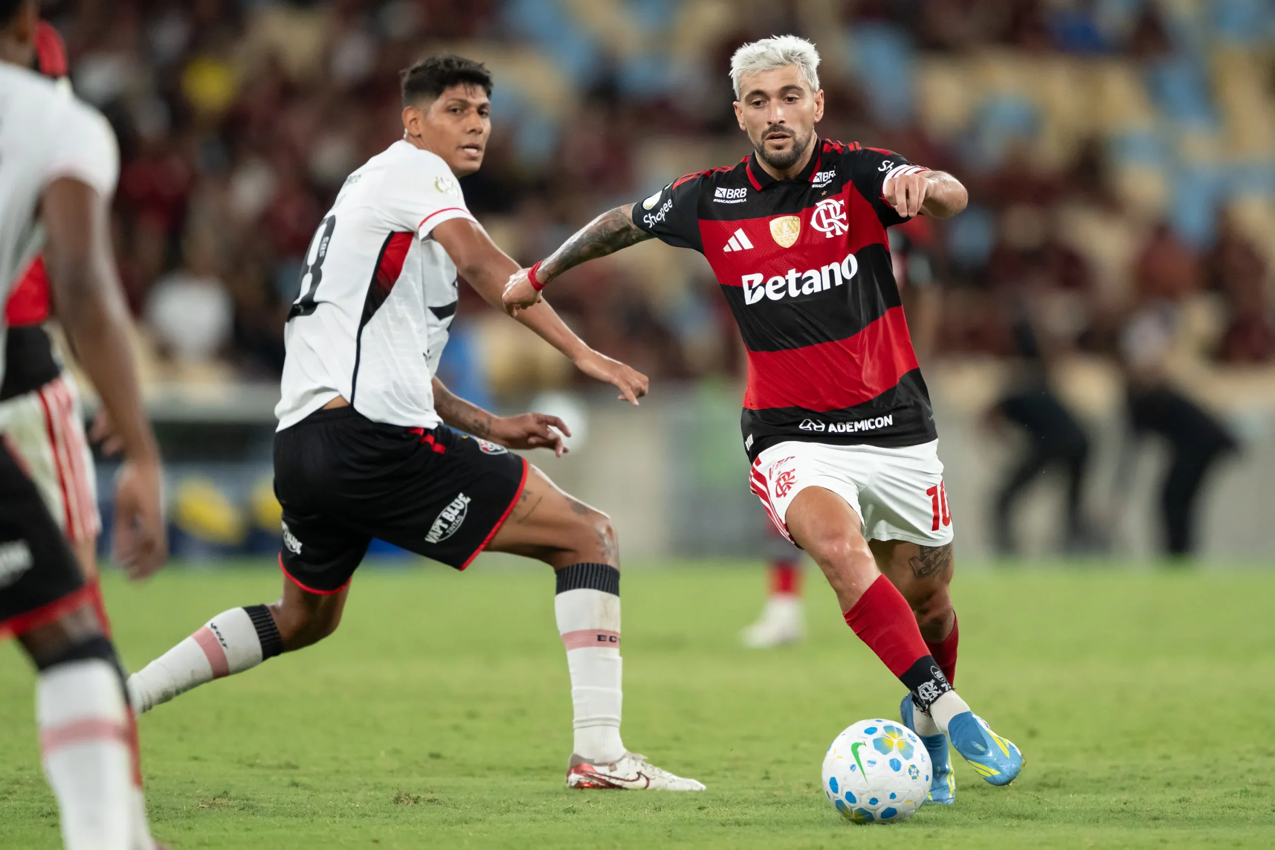 De Arrascaeta jogador do Flamengo durante partida contra o Vitoria no estadio Maracana pelo campeonato Copa Do Brasil 2026. Foto: Jorge Rodrigues/AGIF
