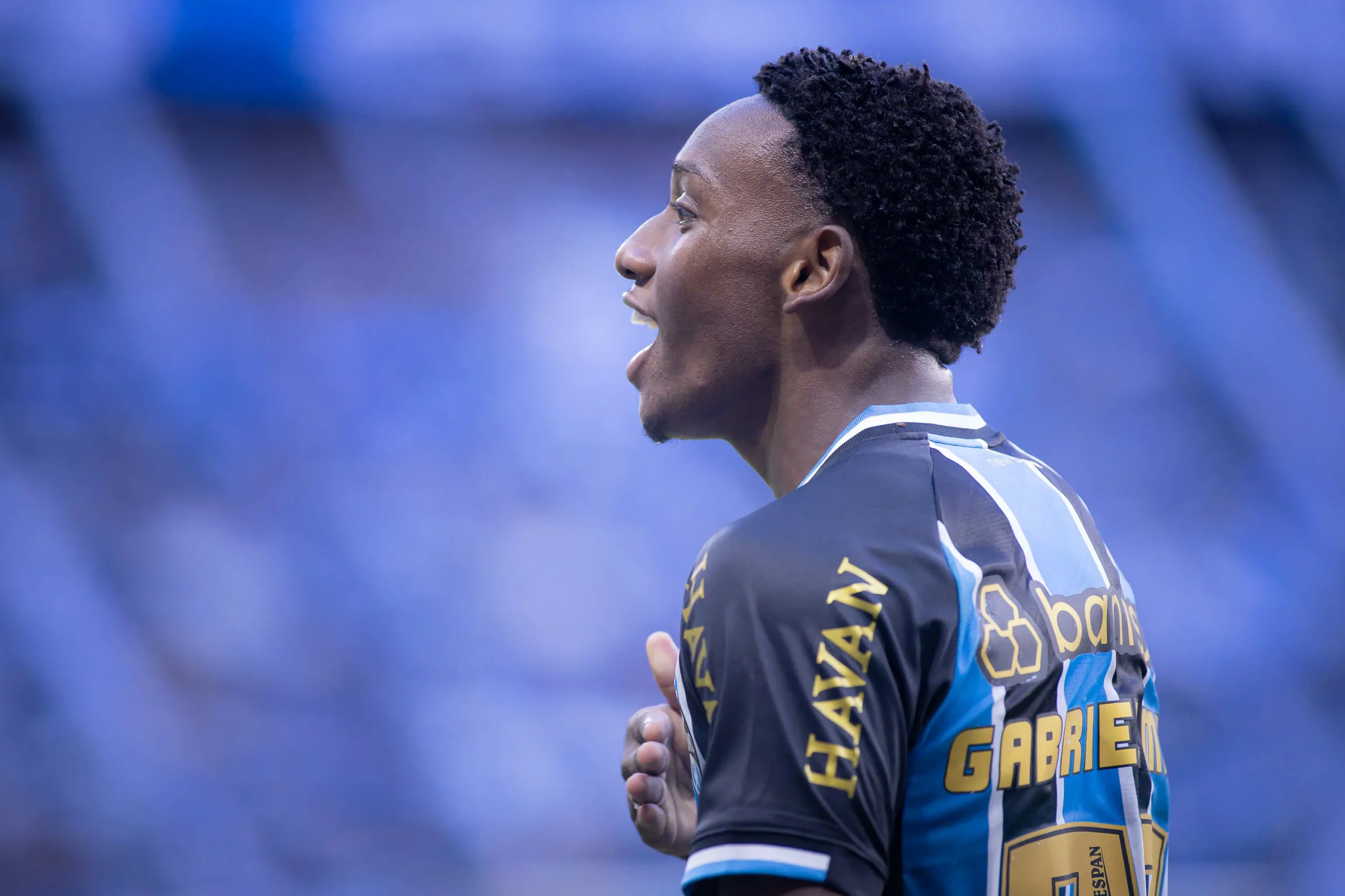 Gabriel Mec jogador do Gremio comemora seu gol durante partida contra o Coritiba no estadio Arena do Gremio pelo campeonato Brasileiro A 2026. Foto: Maxi Franzoi/AGIF