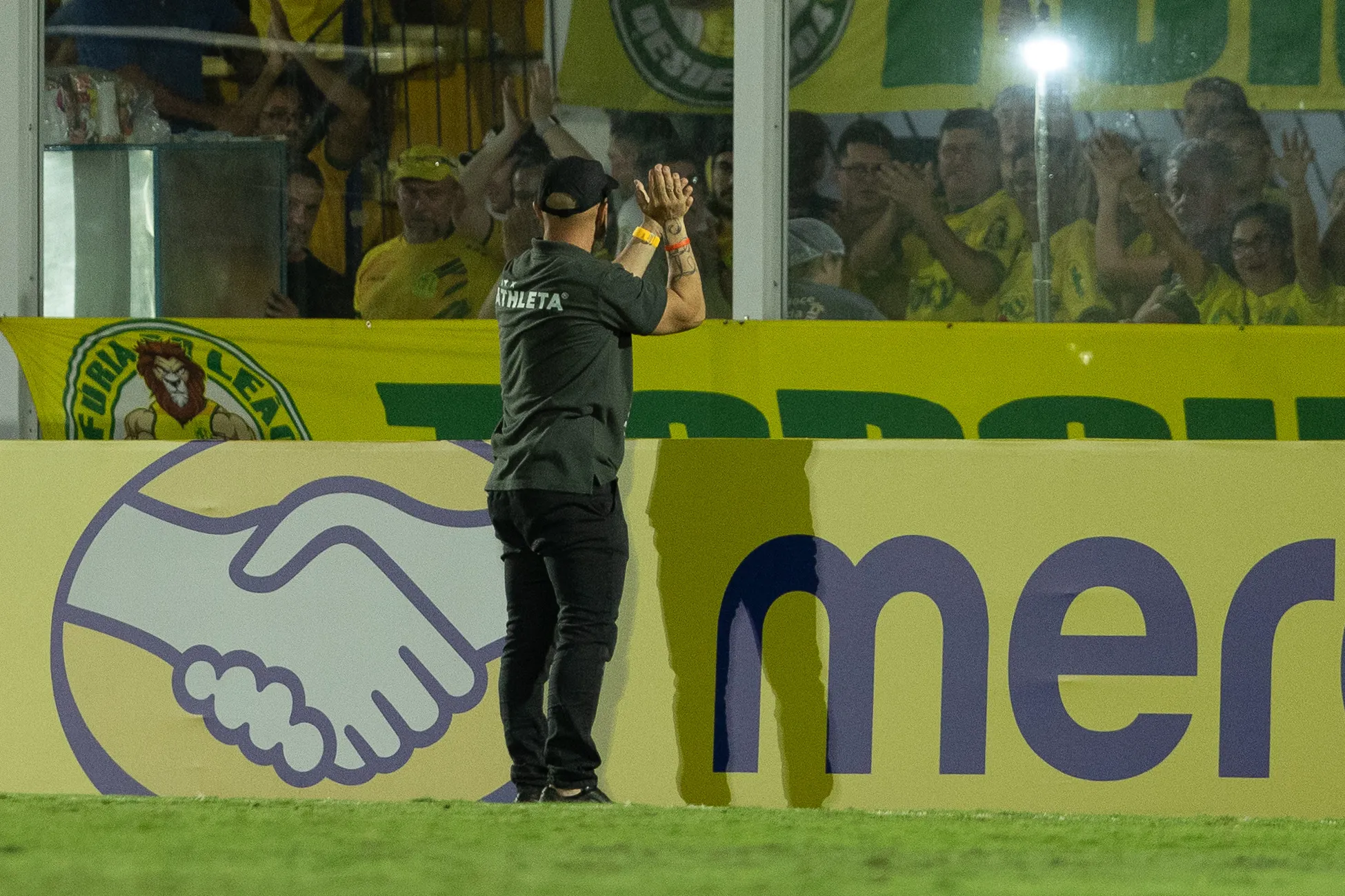 Rafael Guanaes tecnico do Mirassol agradecendo o apoio da torcida no final da  partida contra o Always Ready. Foto: Joisel Amaral/AGIF