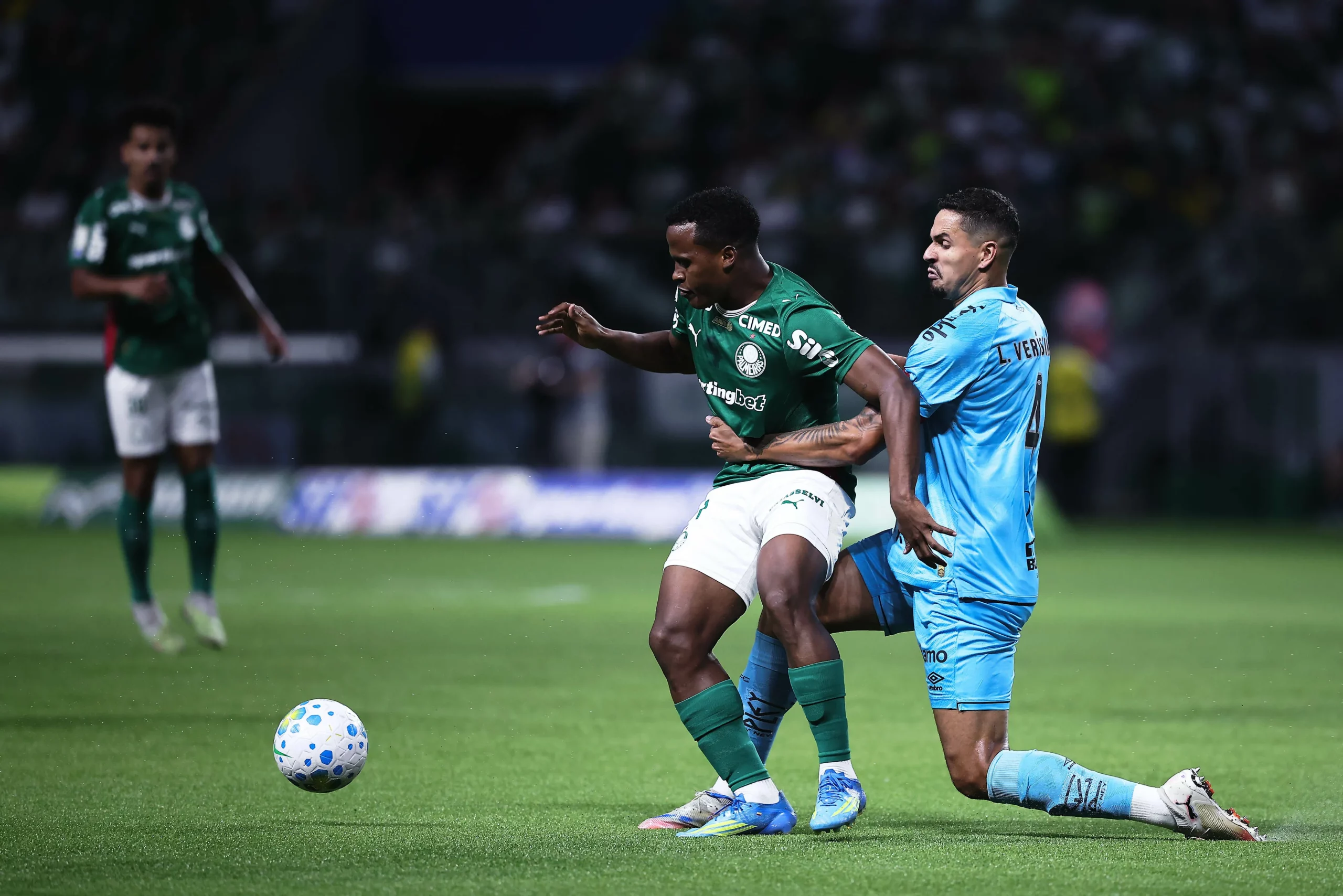 Jhon Arias, jogador do Palmeiras, disputa lance com Lucas Verissimo jogador do Santos durante partida no estadio Arena Allianz Parque pelo campeonato Brasileiro A 2026. Foto: Ettore Chiereguini/AGIF