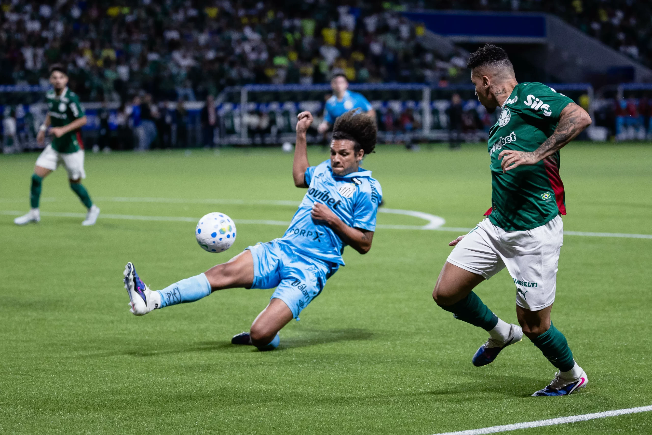 Paulinho jogador do Palmeiras disputa lance com Willian Arao jogador do Santos durante partida no estadio Arena Allianz Parque pelo campeonato Brasileiro A 2026. Foto: Ettore Chiereguini/AGIF