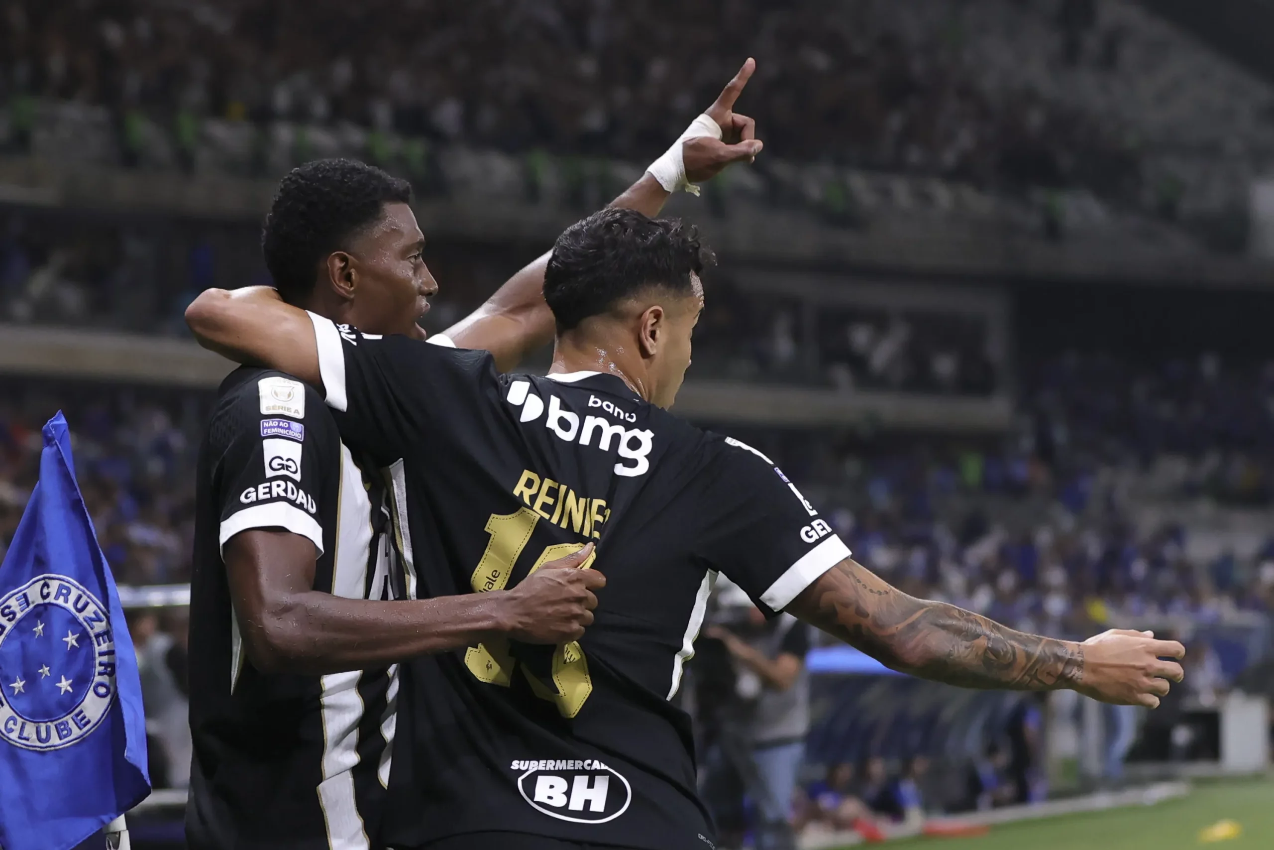 Cassierra, jogador do Atlético-MG, comemora seu gol durante partida contra o Cruzeiro no estadio Mineirao pelo campeonato Brasileiro A 2026.  Foto: Gilson Lobo/AGIF