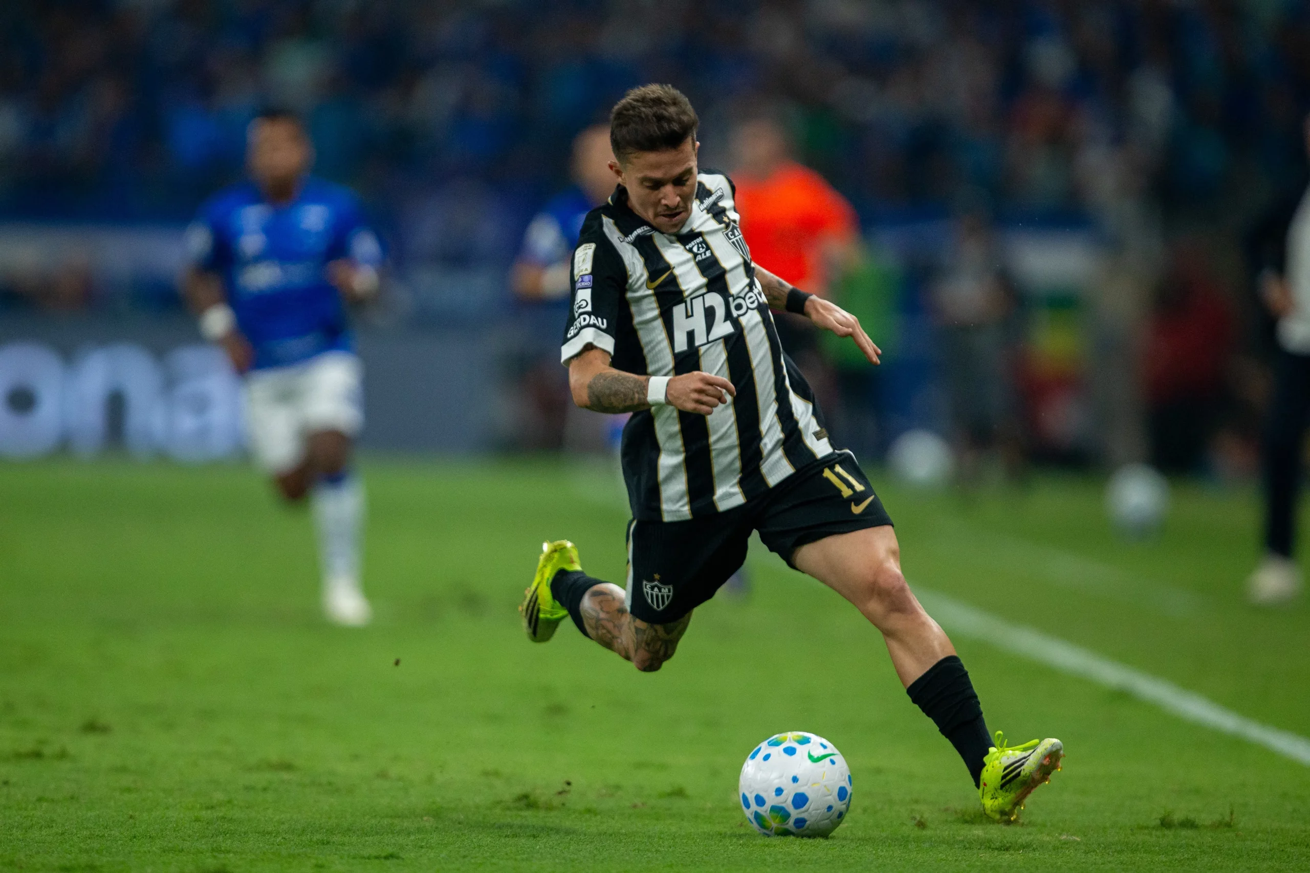 Bernard jogador do Cruzeiro durante partida contra o Atletico-MG no estadio Mineirao pelo campeonato Brasileiro A 2026. Foto: Fernando Moreno/AGIF