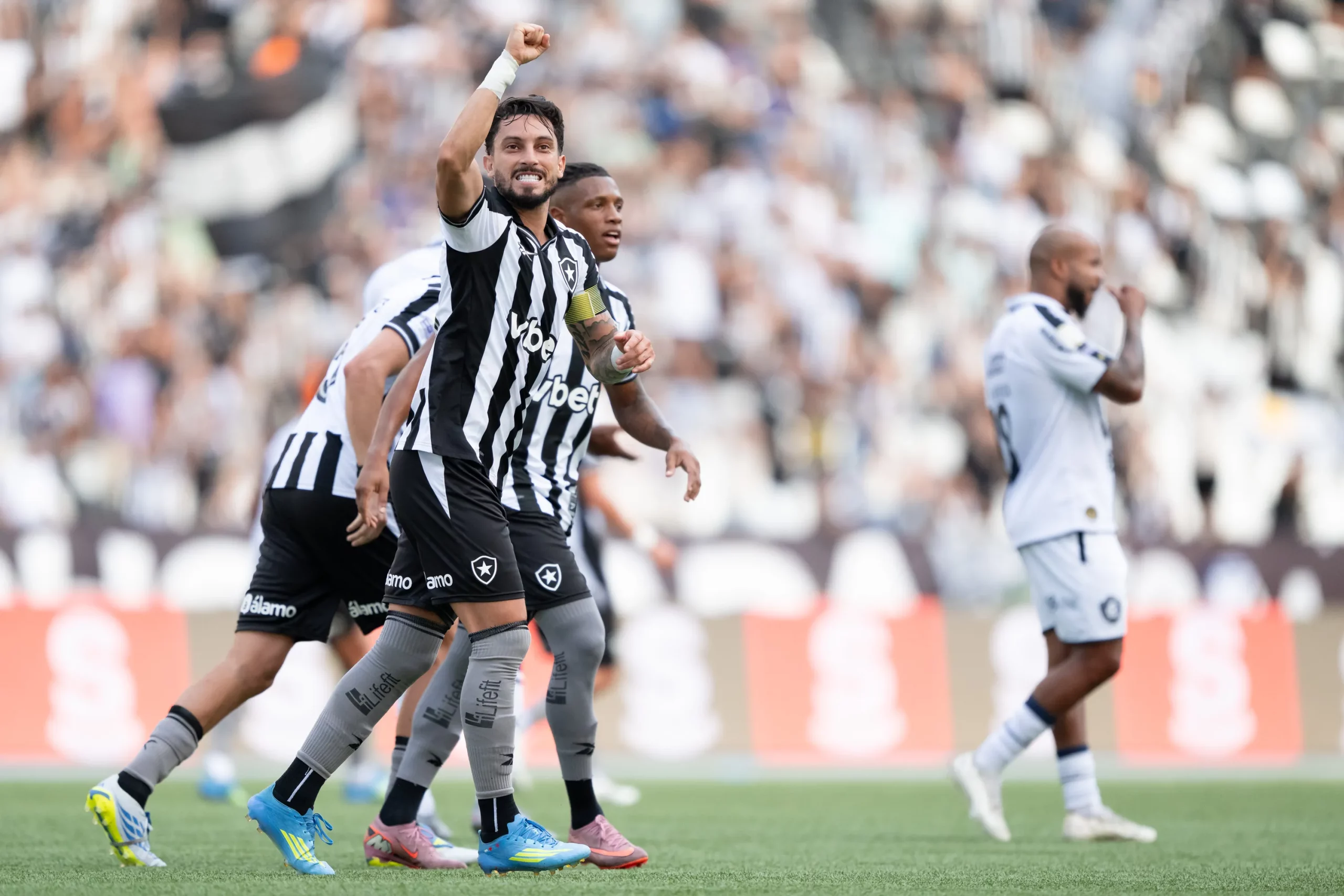 Alex Telles marcou o gol do Alvinegro. Foto: Jorge Rodrigues/AGIF