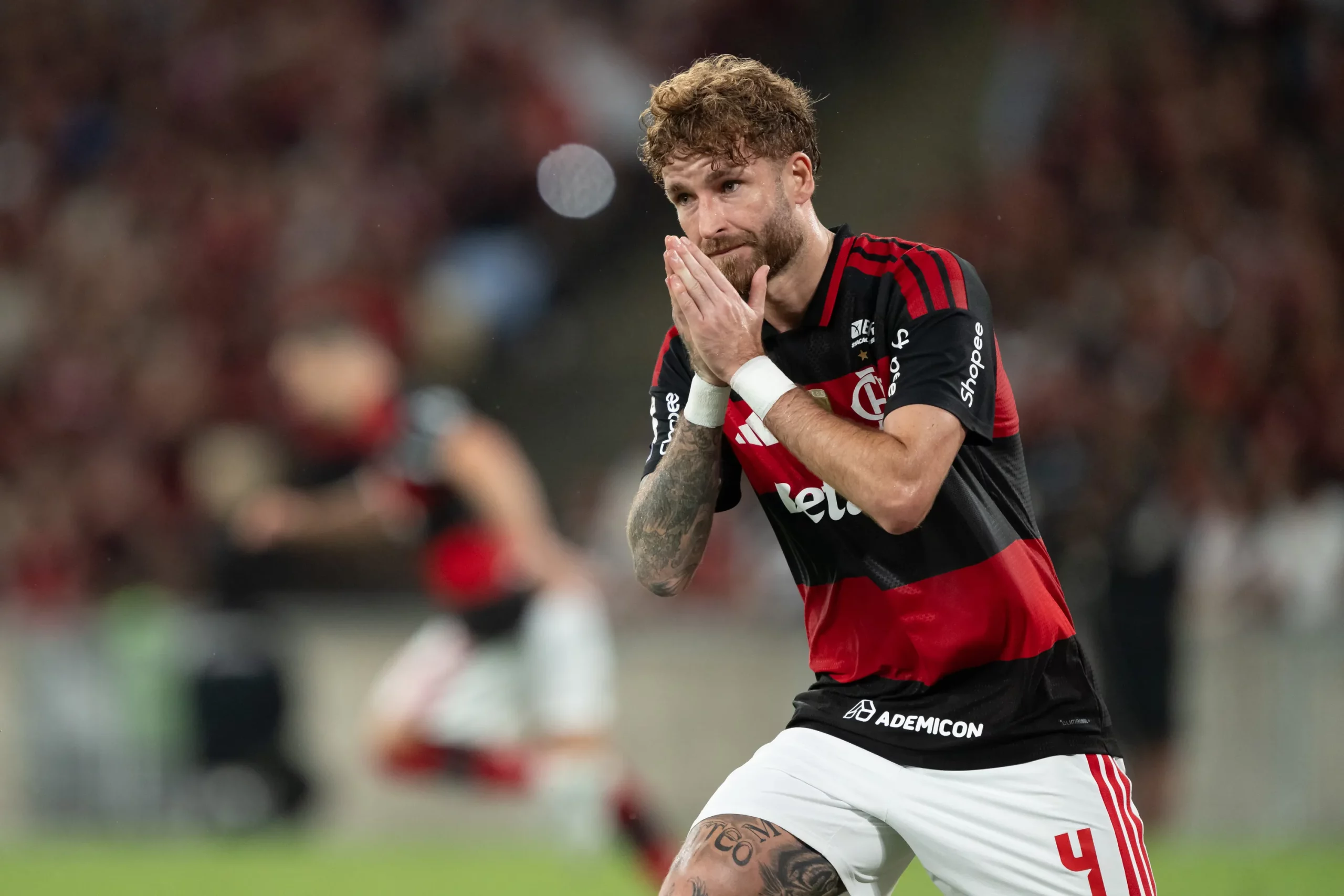 RJ – RIO DE JANEIRO – 03/05/2026 – BRASILEIRO A 2026, FLAMENGO X VASCO – Leo Pereira jogador do Flamengo lamenta durante partida contra o Vasco no estadio Maracana pelo campeonato Brasileiro A 2026. Foto: Jorge Rodrigues/AGIF
