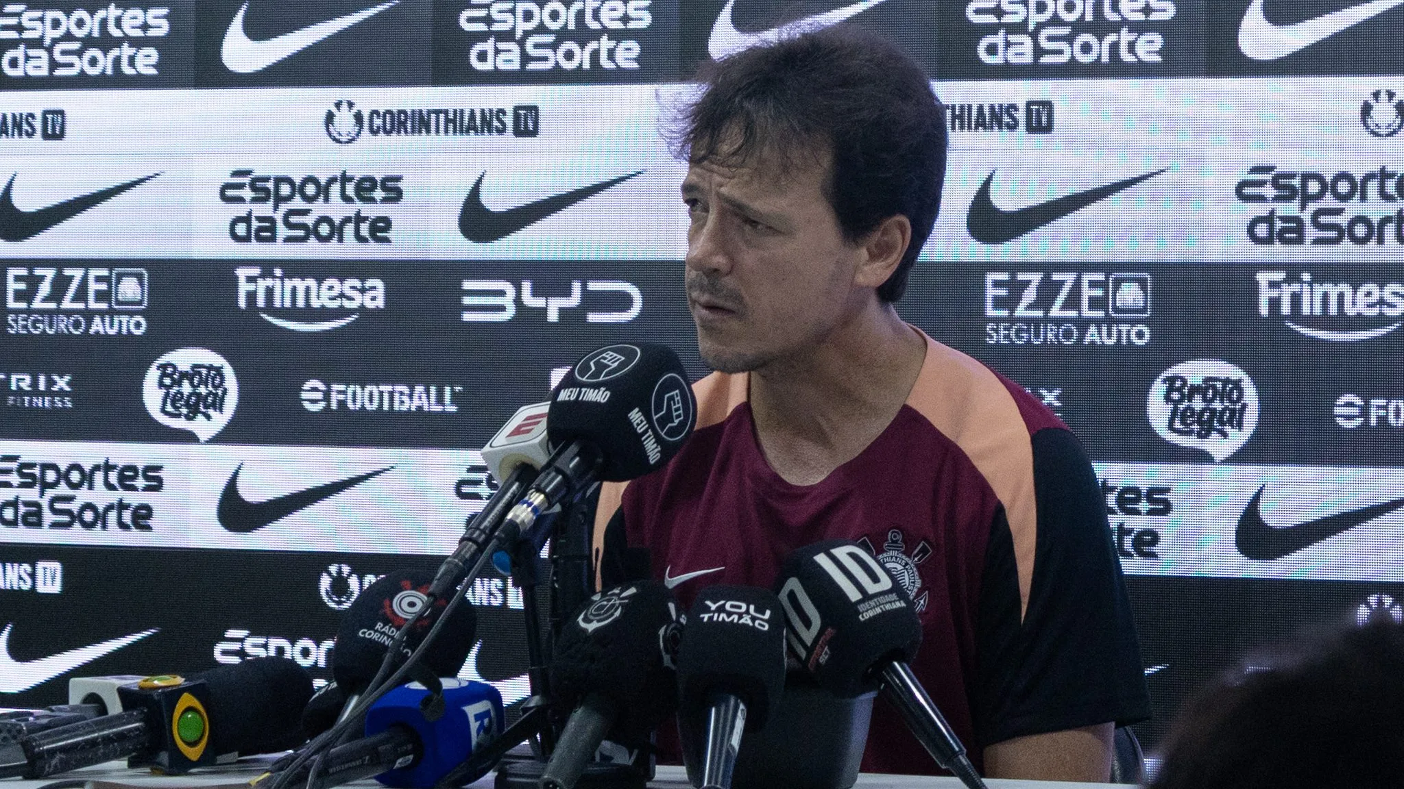 FERNANDO DINIZ  técnico do Corinthians durante partida contra o Mirassol no estádio Jose Maria de Campos Maia pelo campeonato Brasileiro A 2026. Foto: HUGO NEVES /RP FOTOPRESS/AGIF