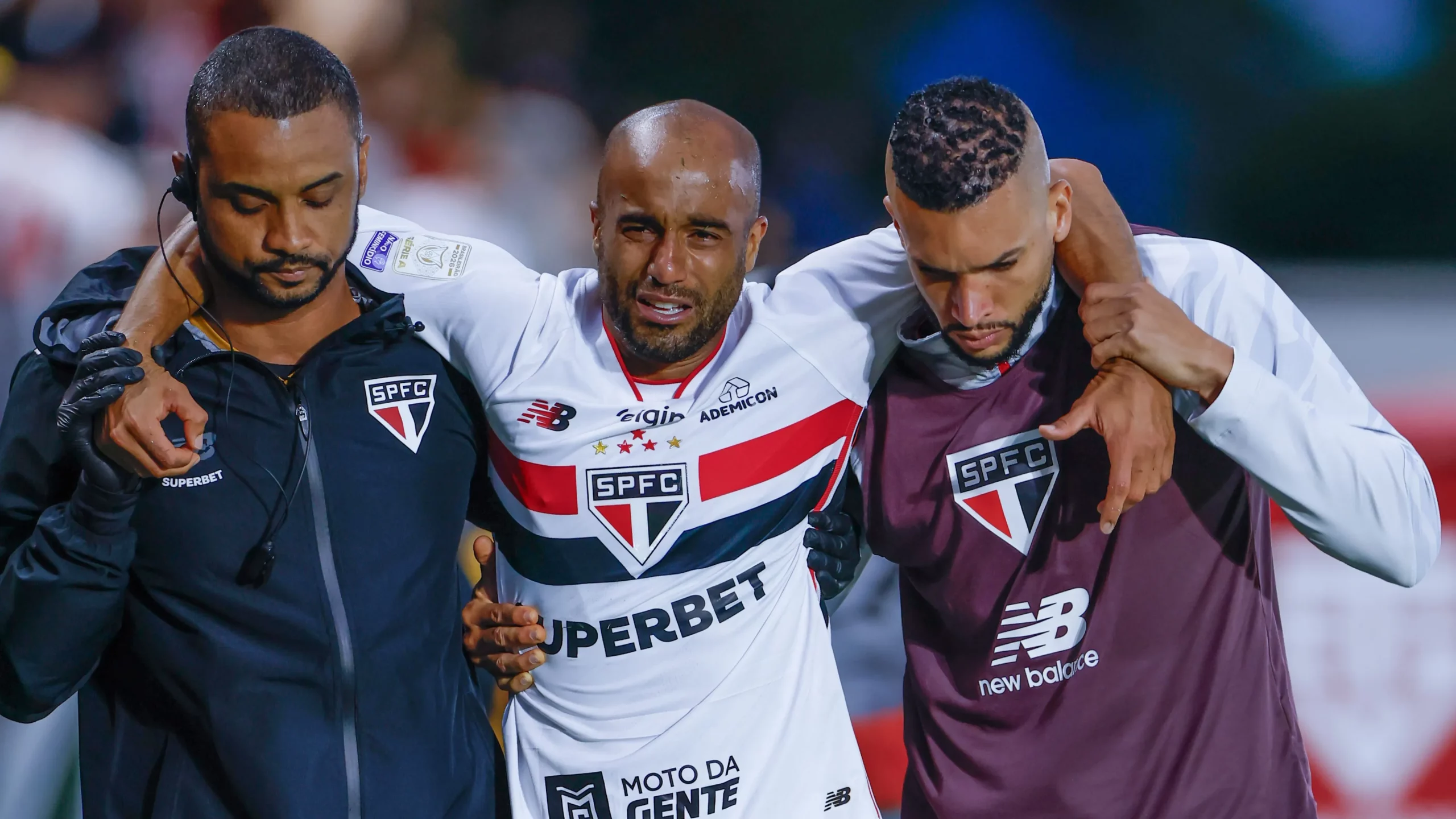 Lucas Moura deixa o campo chorando durante a partida contra o Bahia.  Foto: Marcello Zambrana/AGIF