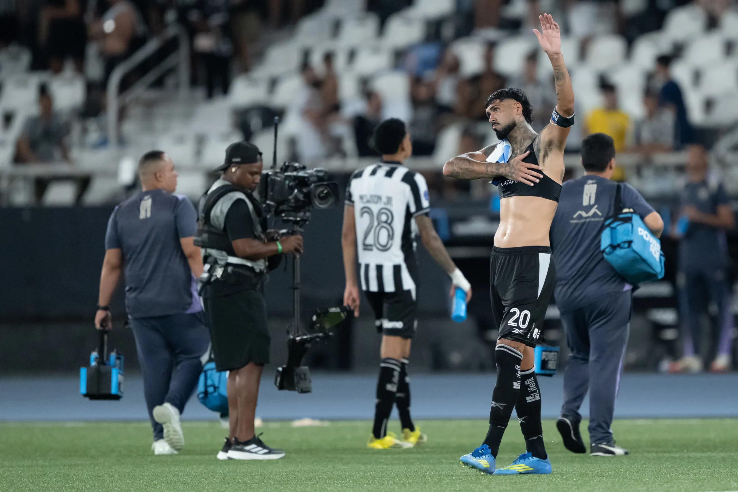 Barboza jogador do Botafogo durante partida contra o Racing no estadio Engenhao pelo campeonato Copa Sul-Americana 2026. Foto: Jorge Rodrigues/AGIF