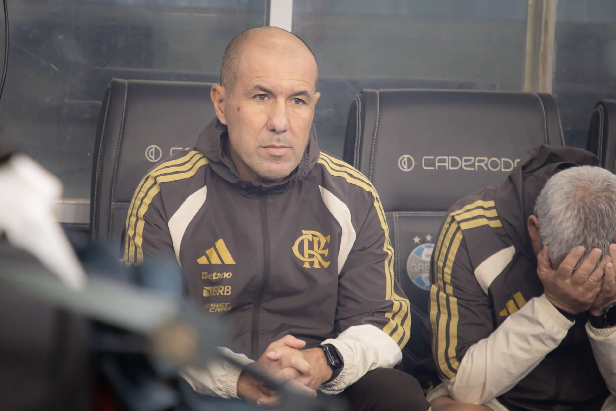 Leonardo Jardim tecnico do Flamengo durante partida contra o Gremio no estadio Arena do Gremio pelo campeonato Brasileiro A 2026. Foto: Maxi Franzoi/AGIF