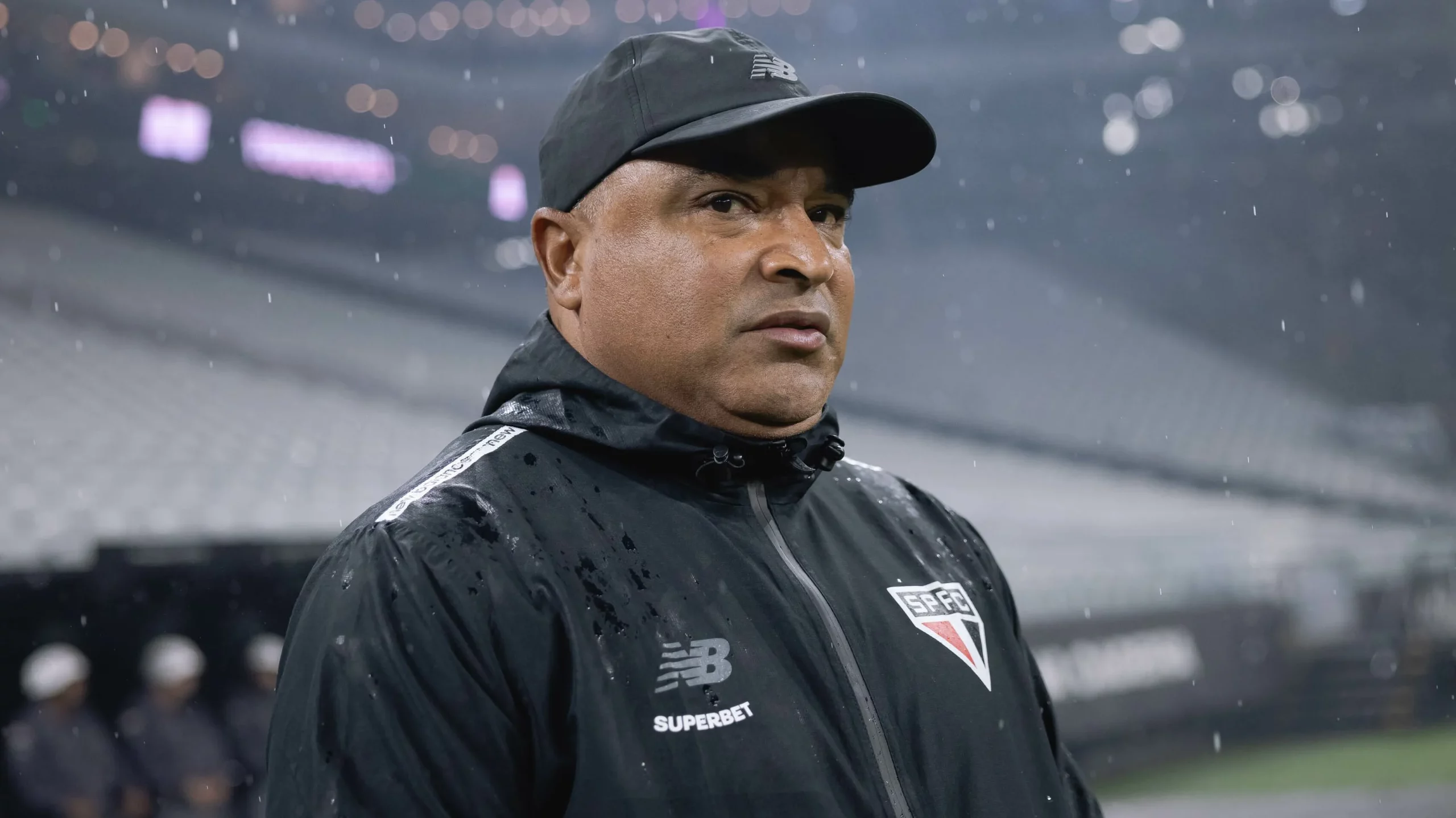 Roger Machado está mantido no comando técnico do SPFC mesmo após derrota para o Corinthians – Foto: Ettore Chiereguini/AGIF
