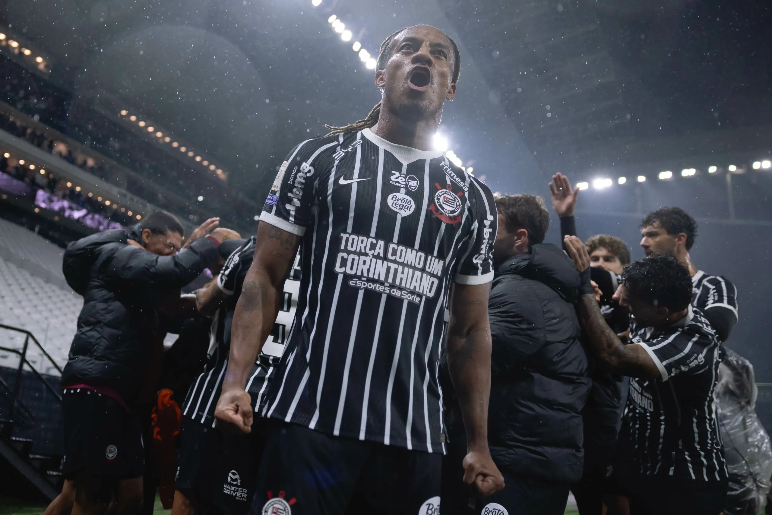 Carrillo jogador do Corinthians comemora gol de sua equipe durante partida contra o Sao Paulo no estadio Arena Corinthians pelo campeonato Brasileiro A 2026. Foto: Ettore Chiereguini/AGIF