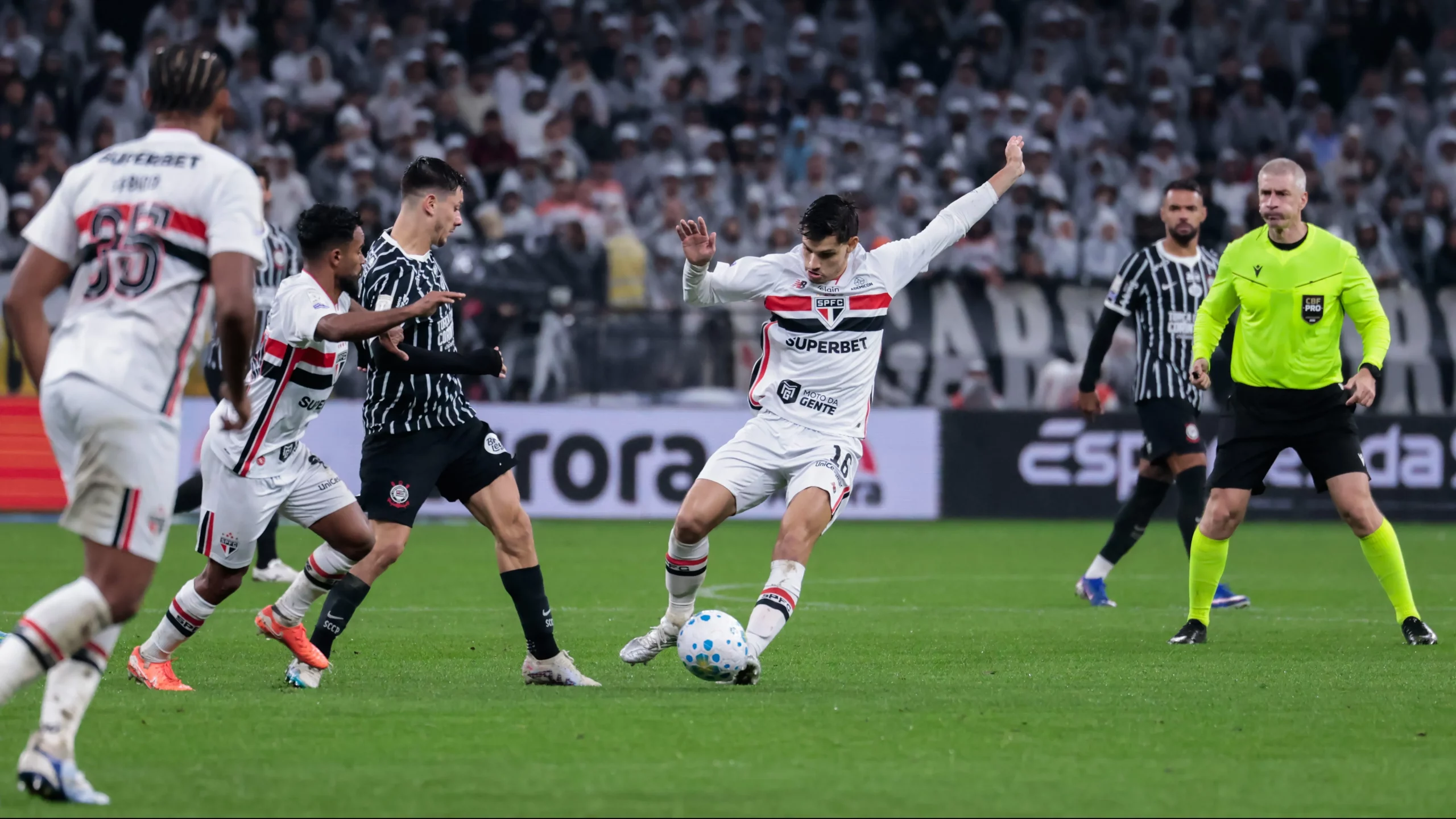 Bobadilla seguiu em campo normalmente após gesto obsceno - Foto: Marcello Zambrana/AGIF.