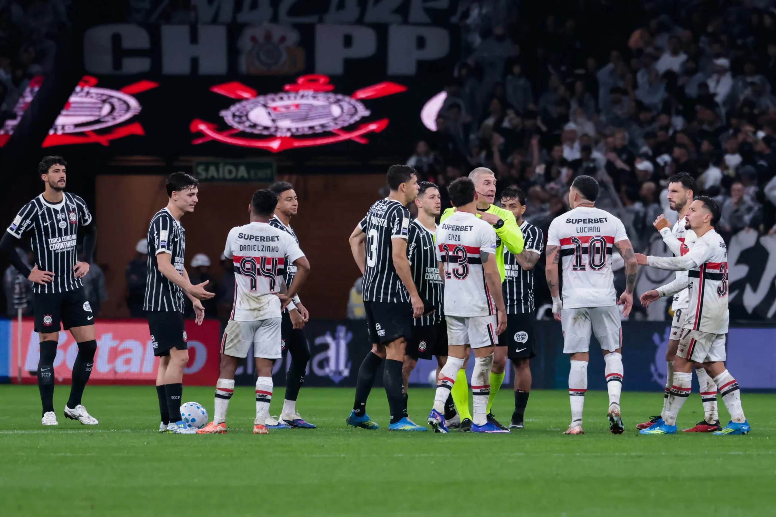 Tumulto entre jogadores do Corinthians e jogadores do Sao Paulo. Foto: Marcello Zambrana/AGIF