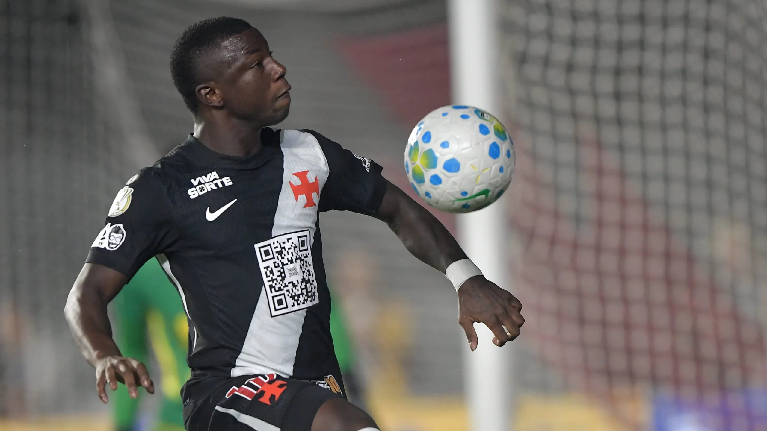 Hinestroza é o ponta da vez no Gigante, mas está sendo lapidado – Foto: Thiago Ribeiro/AGIF