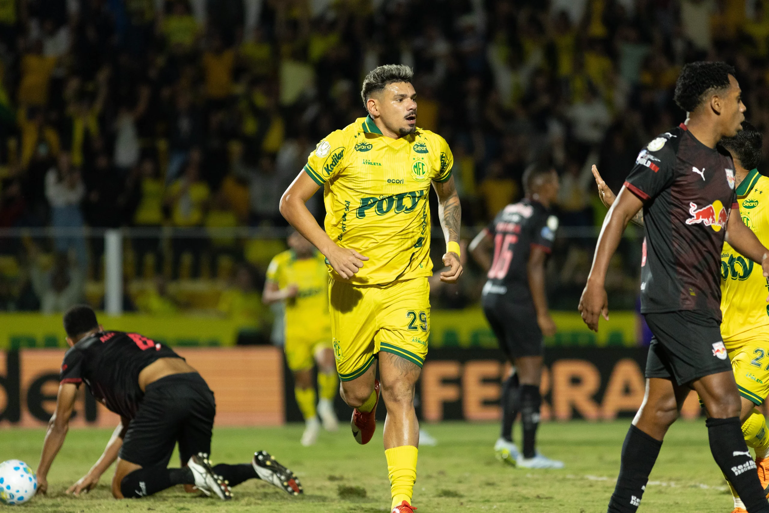 Tiquinho Soares jogador do Mirassol comemora seu gol durante partida contra o Red Bull Bragantino. Foto: Cleder R Damasceno/RP FOTOPRESS/AGIF