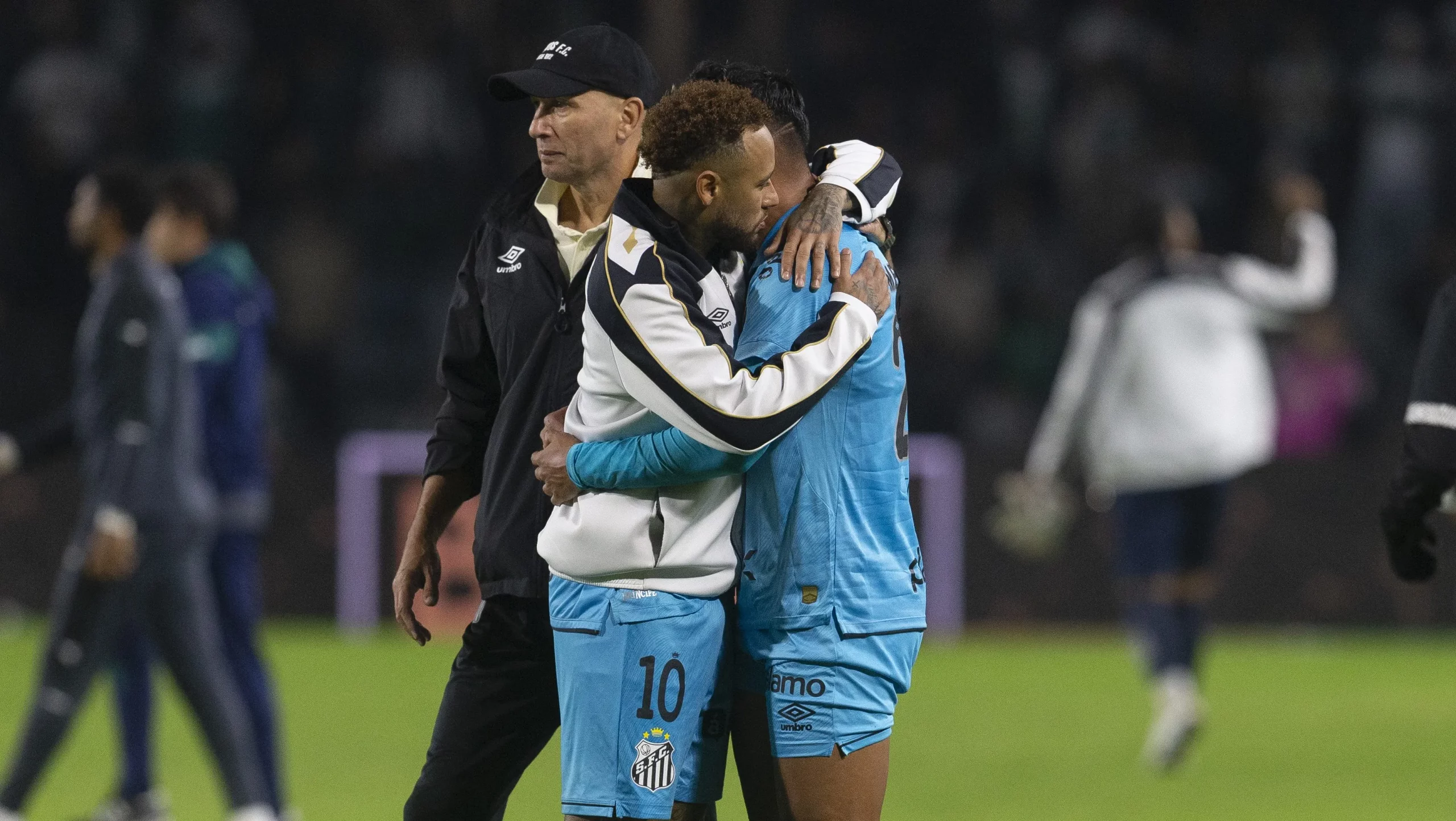 Neymar consola Gabriel Menino no final da partida contra o Coritiba . Foto: Hedeson Alves/AGIF