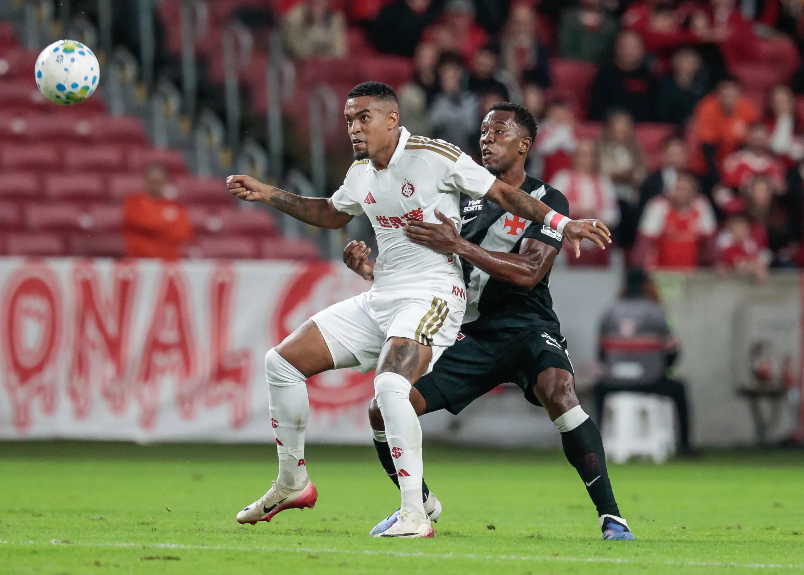 RS – PORTO ALEGRE – 16/05/2026 – BRASILEIRO A 2026, INTERNACIONAL X VASCO – Alerrando jogador do Internacional durante partida contra o Vasco no estadio Beira-Rio pelo campeonato Brasileiro A 2026. Foto: Luiz Erbes/AGIF