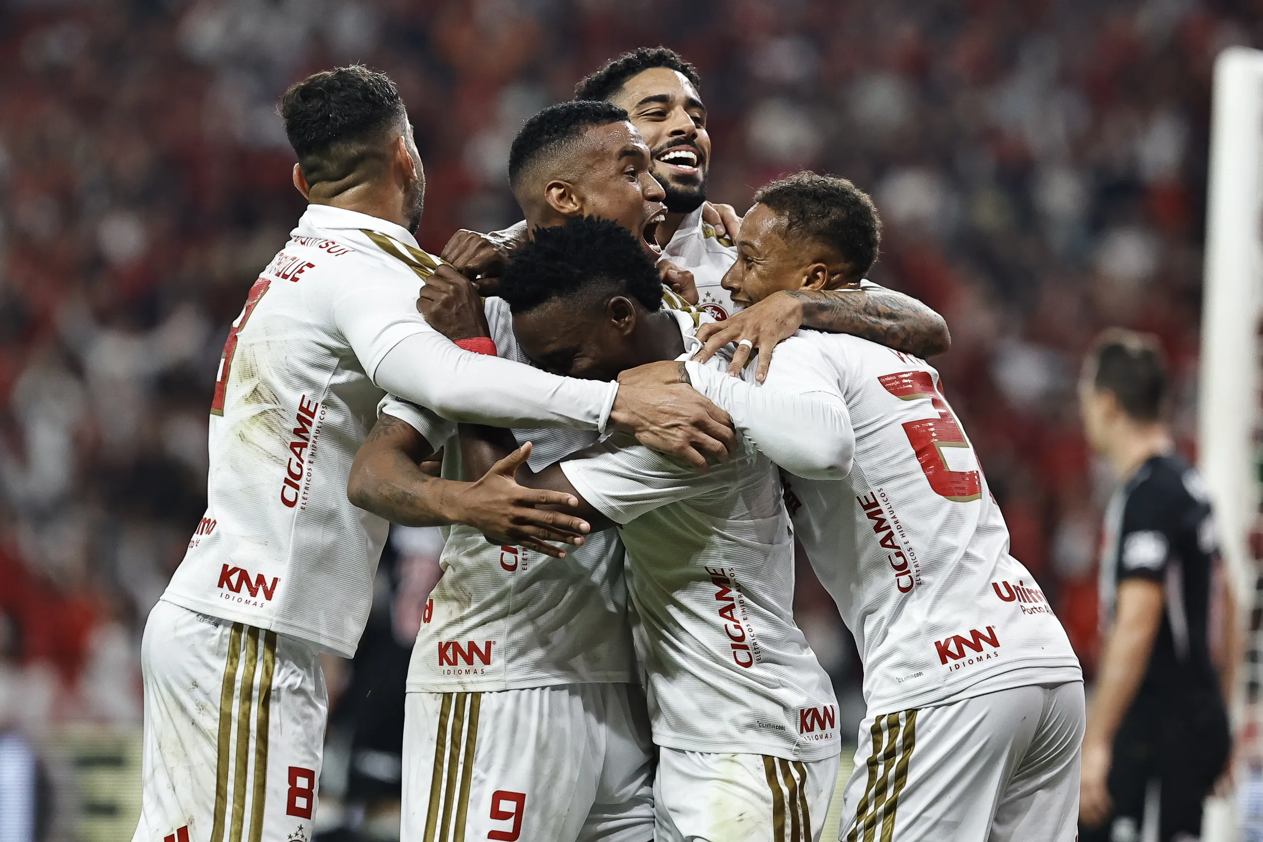 Johan Carbonero, jogador do Internacional, comemora seu gol durante partida contra o Vasco no estadio Beira-Rio pelo campeonato Brasileiro A 2026. Foto: Roberto Vinicius/AGIF