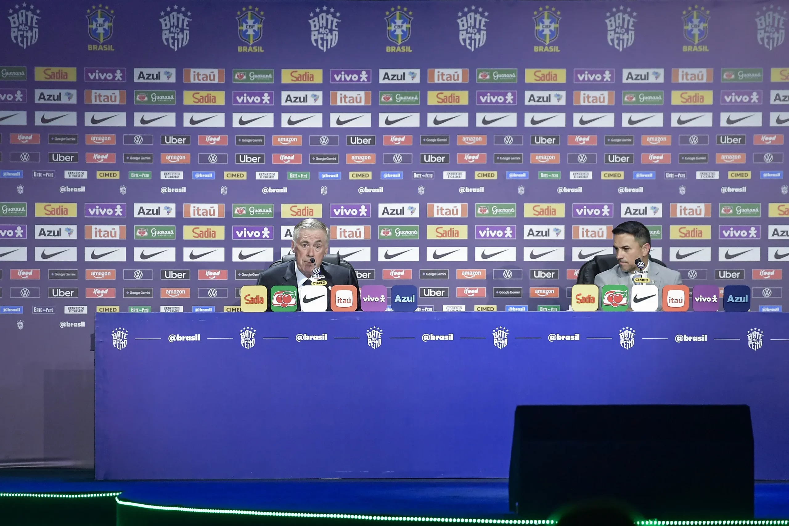 RJ – RIO DE JANEIRO – 18/05/2026 – COPA DO MUNDO 2026, CONVOCACAO DA SELECAO BRASILEIRA – Carlo Ancelotti tecnico da selecao brasileira de futebol, e Rodrigo Caetano coordenador executivo geral das Selecoes Masculinas Brasileira durante anuncio da convocacao dos 26 jogadores para a Copa do Mundo 2026, em coletiva no Museu do Amanha, nesta segunda-feira (18). Foto: Thiago Ribeiro/AGIF