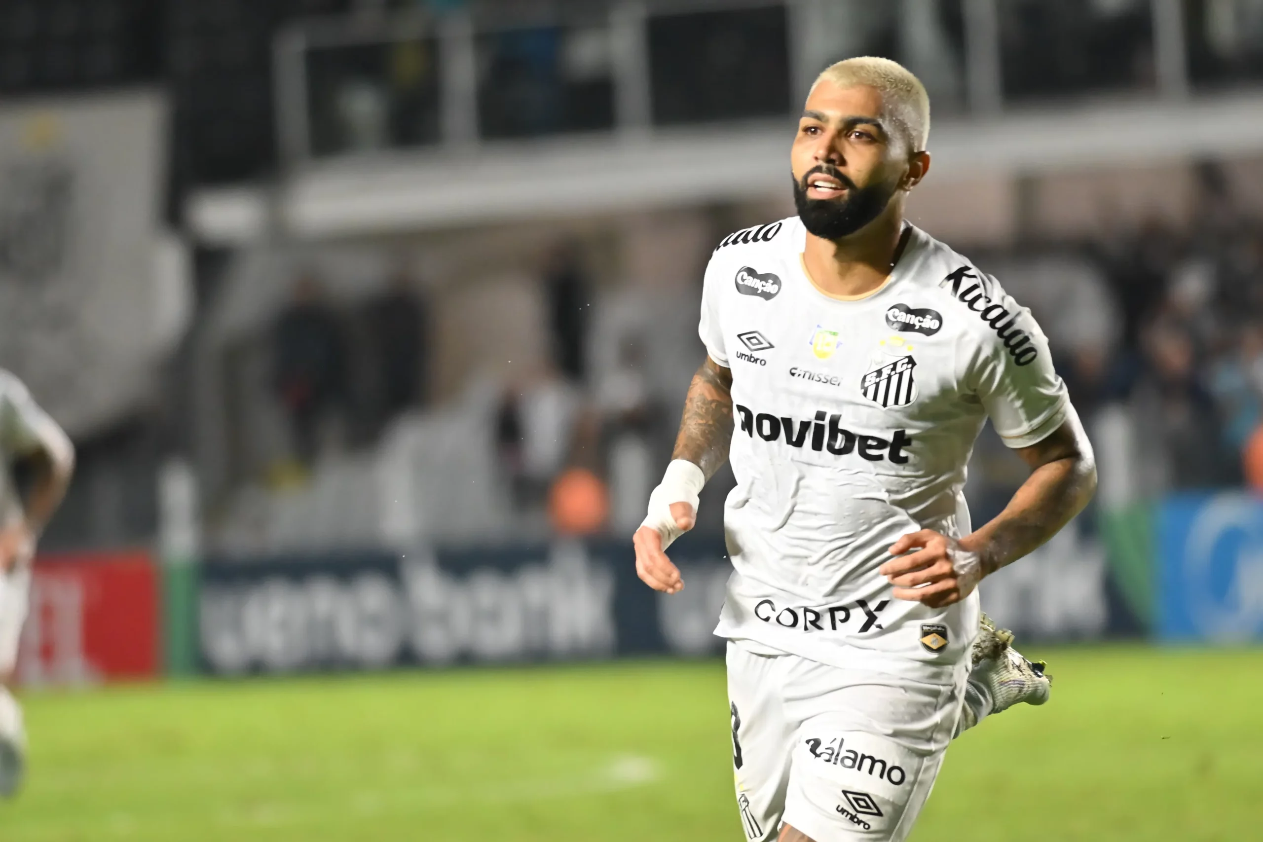 Gabigol jogador do Santos comemora seu gol durante partida contra o San Lorenzo. Foto: Jota Erre/AGIF