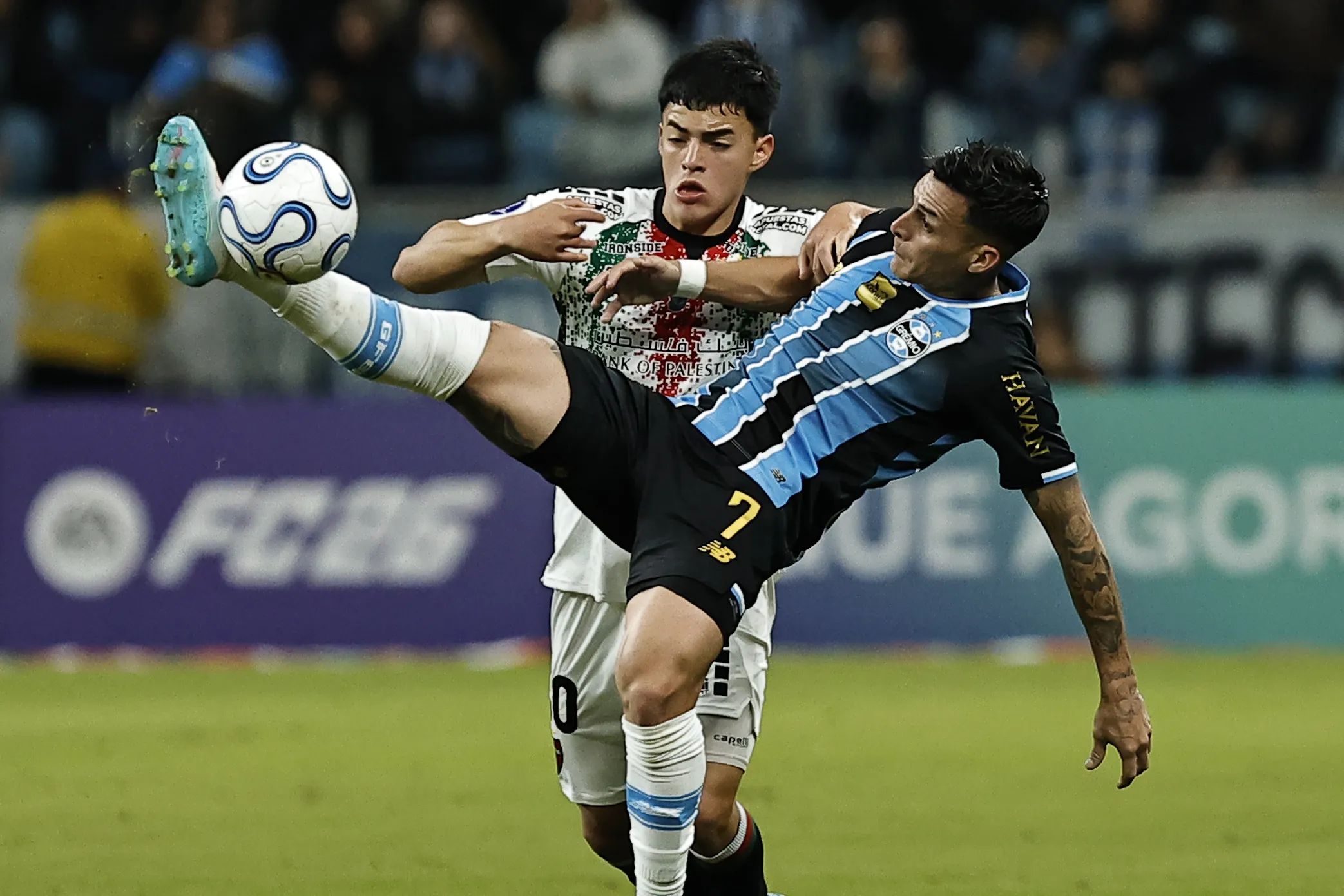 RS – PORTO ALEGRE – 20/05/2026 – COPA SUL-AMERICANA 2026, GREMIO X PALESTINO – Cristian Pavon jogador do Gremio durante partida contra o Palestino no estadio Arena do Gremio pelo campeonato Copa Sul-Americana 2026. Foto: Roberto Vinicius/AGIF