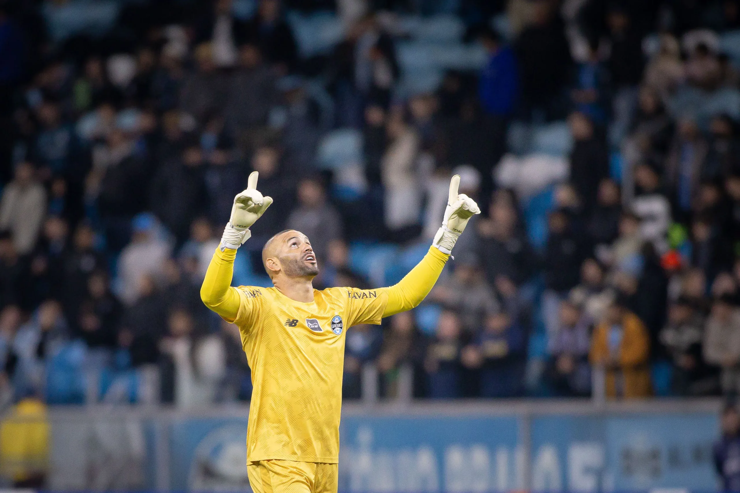 RS – PORTO ALEGRE – 20/05/2026 – COPA SUL-AMERICANA 2026, GREMIO X PALESTINO – Weverton goleiro do Gremio comemora gol de Cristian Pavon durante partida contra o Palestino no estadio Arena do Gremio pelo campeonato Copa Sul-Americana 2026. Foto: Maxi Franzoi/AGIF