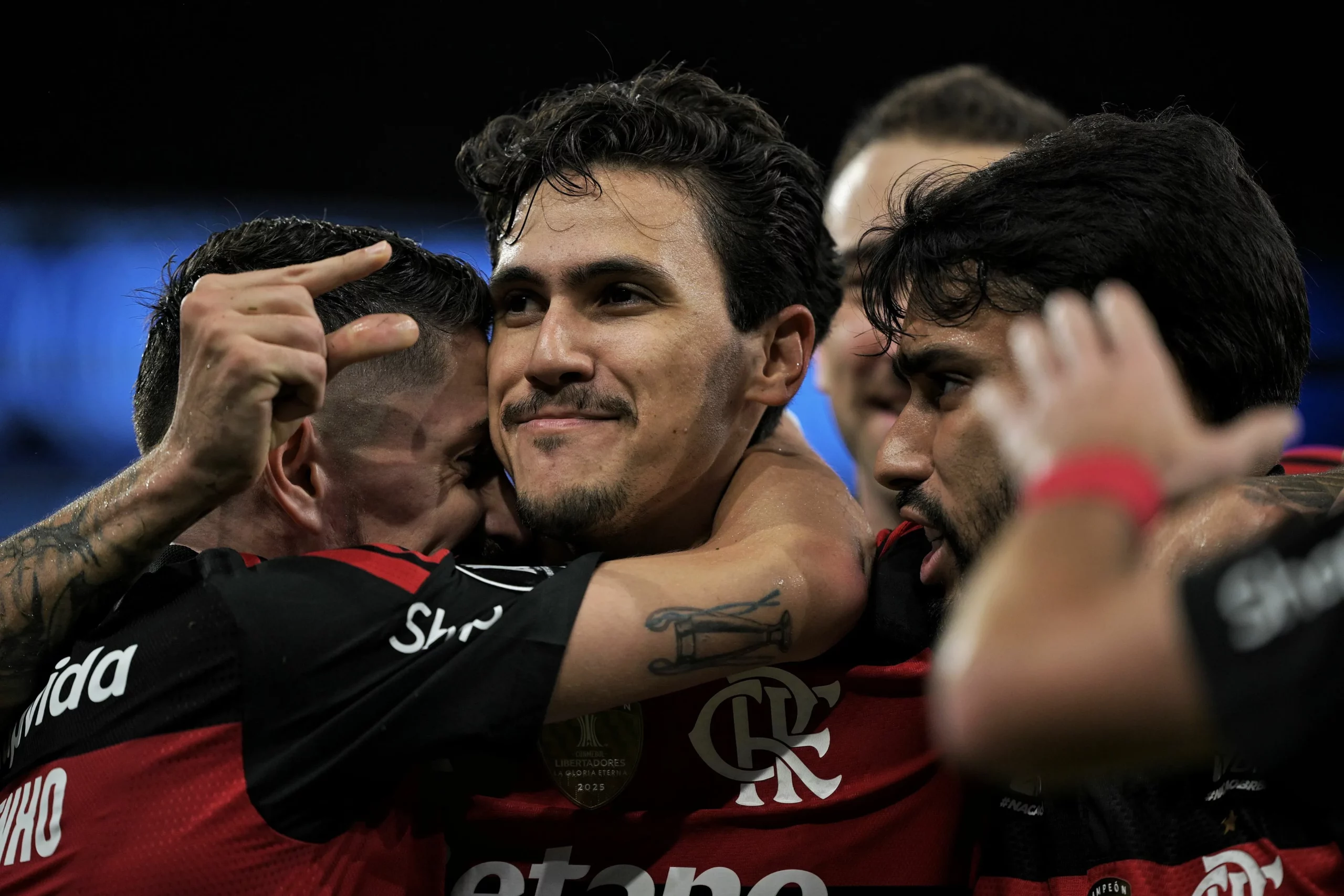 RJ – RIO DE JANEIRO – 20/05/2026 – COPA LIBERTADORES 2026, FLAMENGO X ESTUDIANTES – Pedro jogador do Flamengo comemora seu gol com jogadores do seu time durante partida contra o Estudiantes no estadio Maracana pelo campeonato Copa Libertadores 2026. Foto: Jorge Rodrigues/AGIF