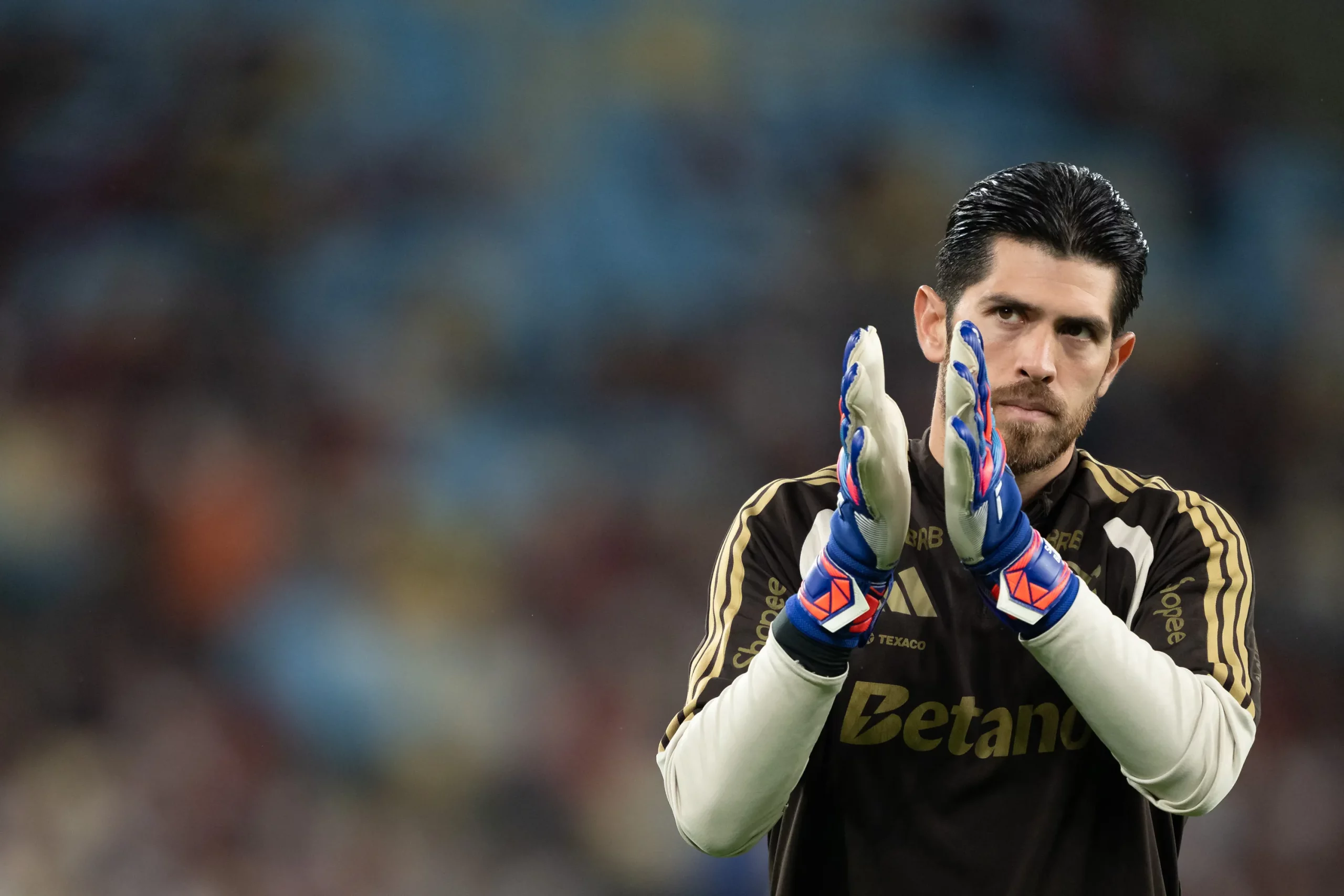 RJ – RIO DE JANEIRO – 20/05/2026 – COPA LIBERTADORES 2026, FLAMENGO X ESTUDIANTES – Rossi goleiro do Flamengo durante aquecimento antes da partida contra o Estudiantes no estadio Maracana pelo campeonato Copa Libertadores 2026. Foto: Jorge Rodrigues/AGIF