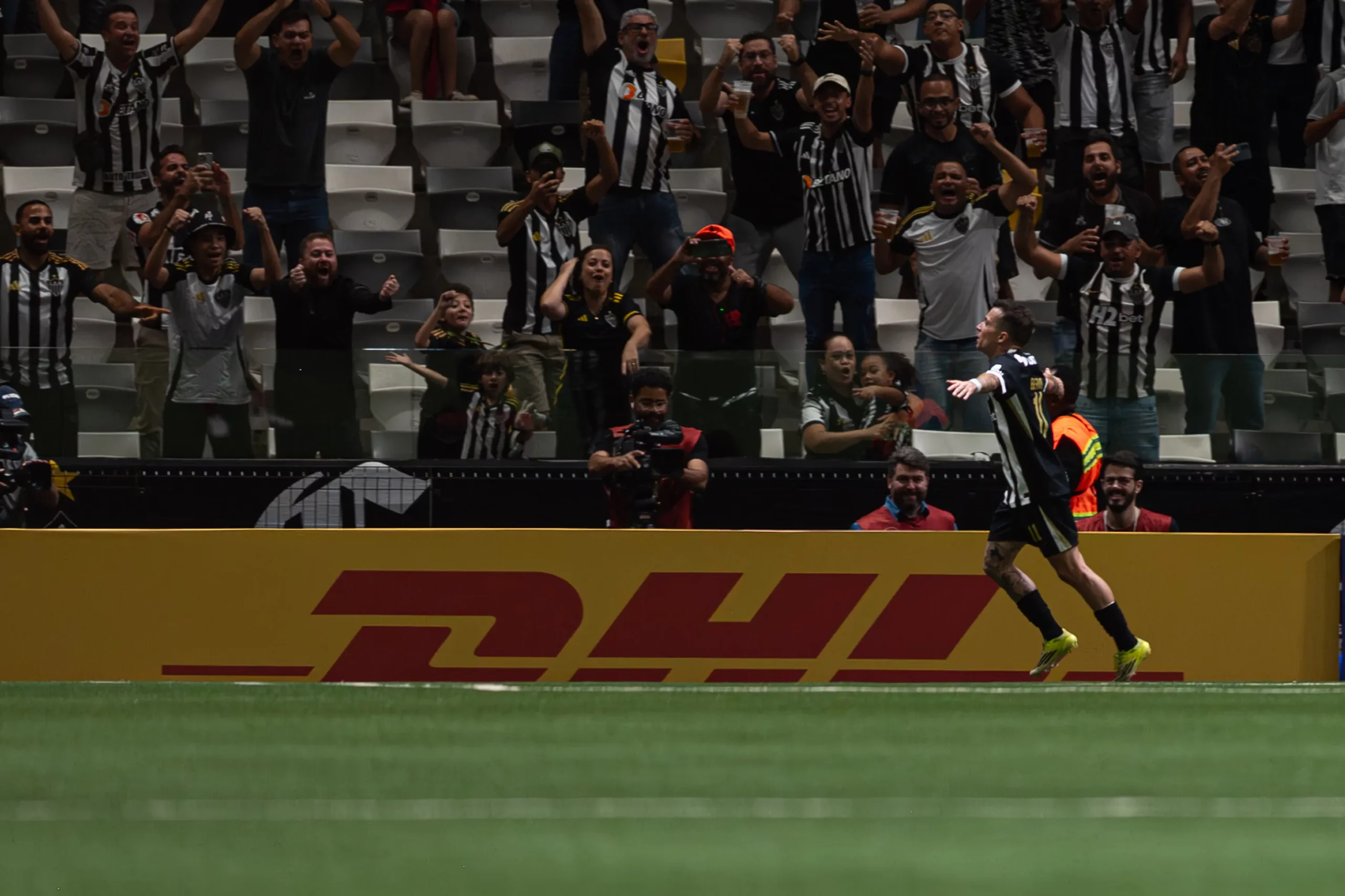 MG – BELO HORIZONTE – 21/05/2026 – COPA SUL-AMERICANA 2026, ATLETICO X CIENCIANO – Bernard jogador do Atletico comemora seu gol durante partida contra o Cienciano no estadio Arena MRV pelo campeonato Copa Sul-Americana 2026. Foto: Alessandra Torres/AGIF