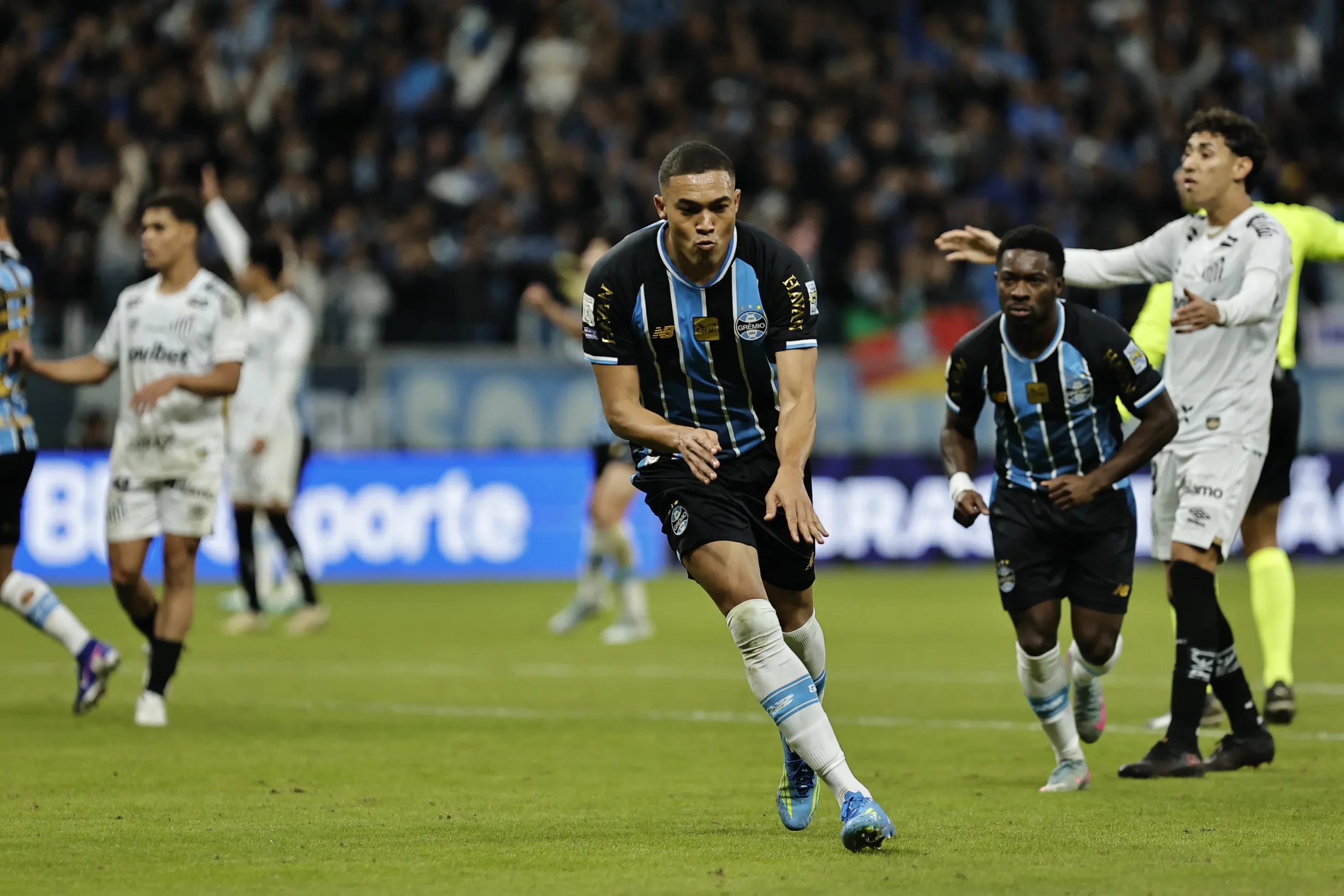 Carlos Vinicius, jogador do Grêmio comemora seu gol durante partida contra o Santos no estadio Arena do Gremio pelo campeonato Brasileiro A 2026. Foto: Roberto Vinicius/AGIF