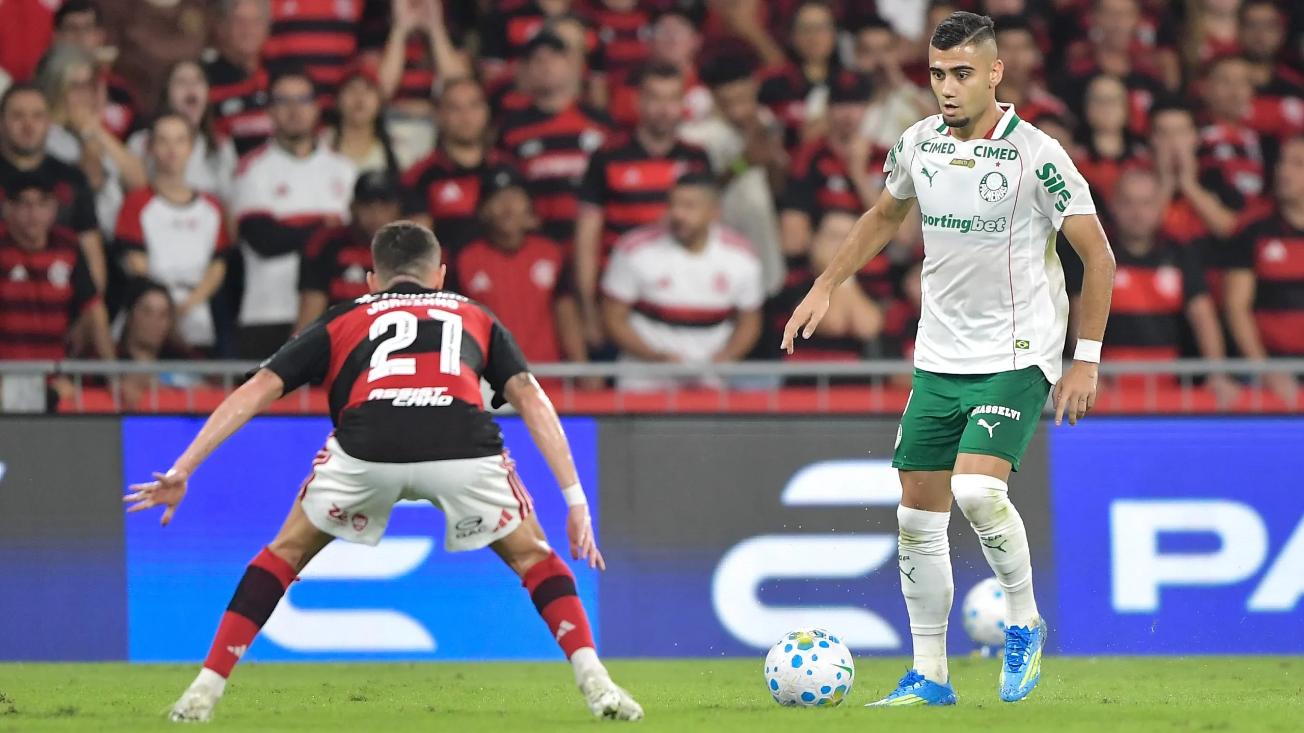 Andreas Pereira em ação contra o Flamengo –  A 2026. Foto: Thiago Ribeiro/AGIF