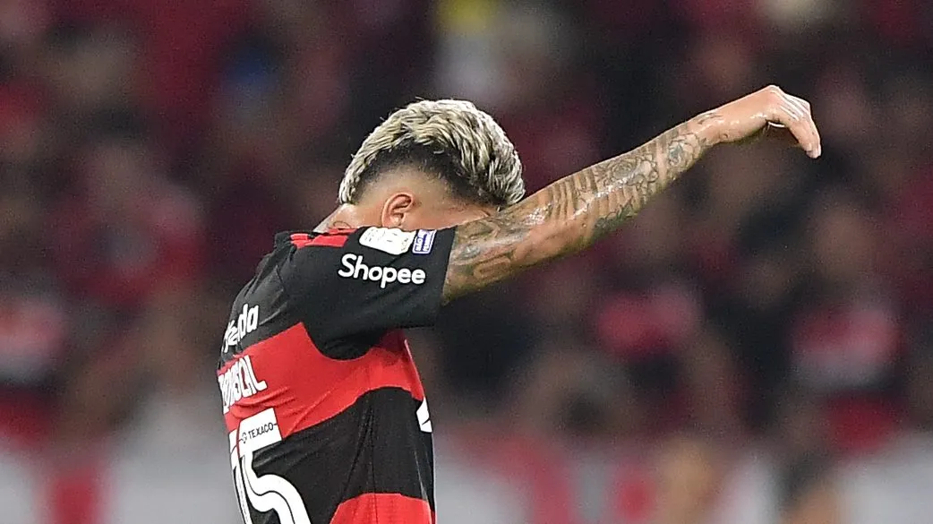 RJ – RIO DE JANEIRO – 23/05/2026 – BRASILEIRO A 2026, FLAMENGO X PALMEIRAS – Carrascal jogador do Flamengo recebe cartao vermelho do arbitro durante partida contra o Palmeiras no estadio Maracana pelo campeonato Brasileiro A 2026. Foto: Thiago Ribeiro/AGIF