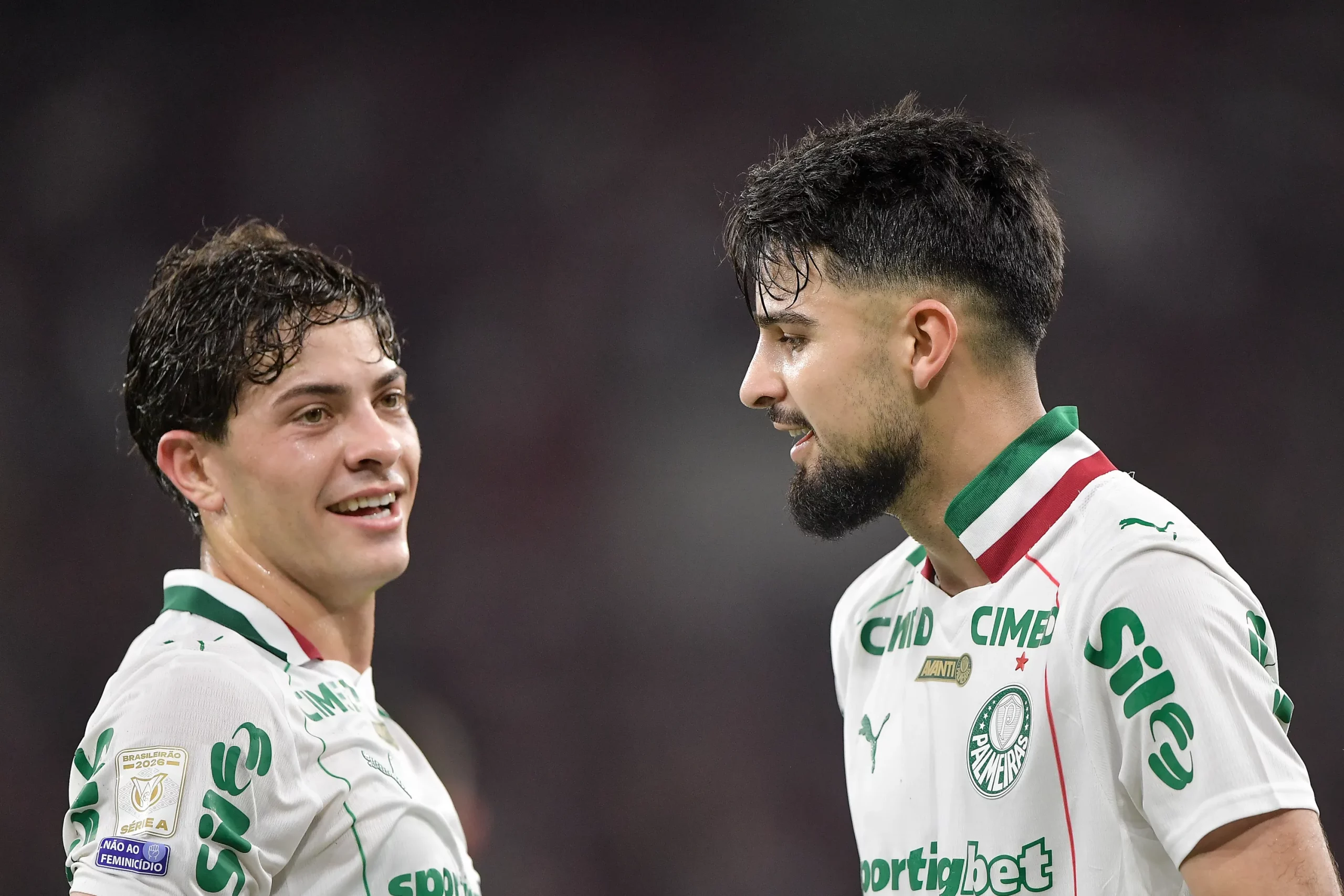 Flaco Lopez jogador do Palmeiras comemora seu gol com Giay jogador da sua equipe durante partida contra o Flamengo no estadio Maracana pelo campeonato Brasileiro A 2026. Foto: Thiago Ribeiro/AGIF