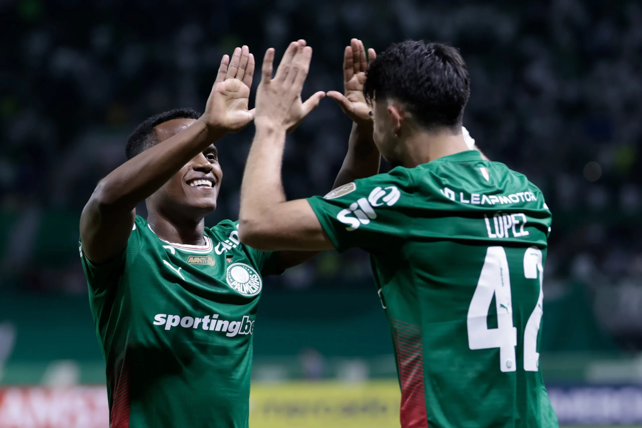 Jhon Arias jogador do Palmeiras comemora seu gol com Flaco Lopez jogador da sua equipe durante partida contra o Junior Barranquilla no estadio Nubank Arena pelo campeonato Copa Libertadores 2026. Foto: Marcello Zambrana/AGIF