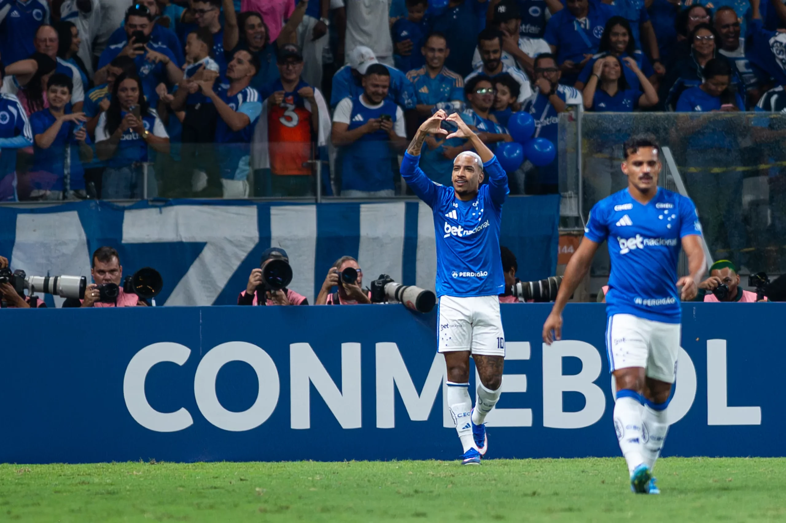 Matheus Pereira jogador do Cruzeiro comemora seu gol durante partida contra o Barcelona de Guayaquil no estadio Mineirao pelo campeonato Copa Libertadores 2026. Foto: Alessandra Torres/AGIF
