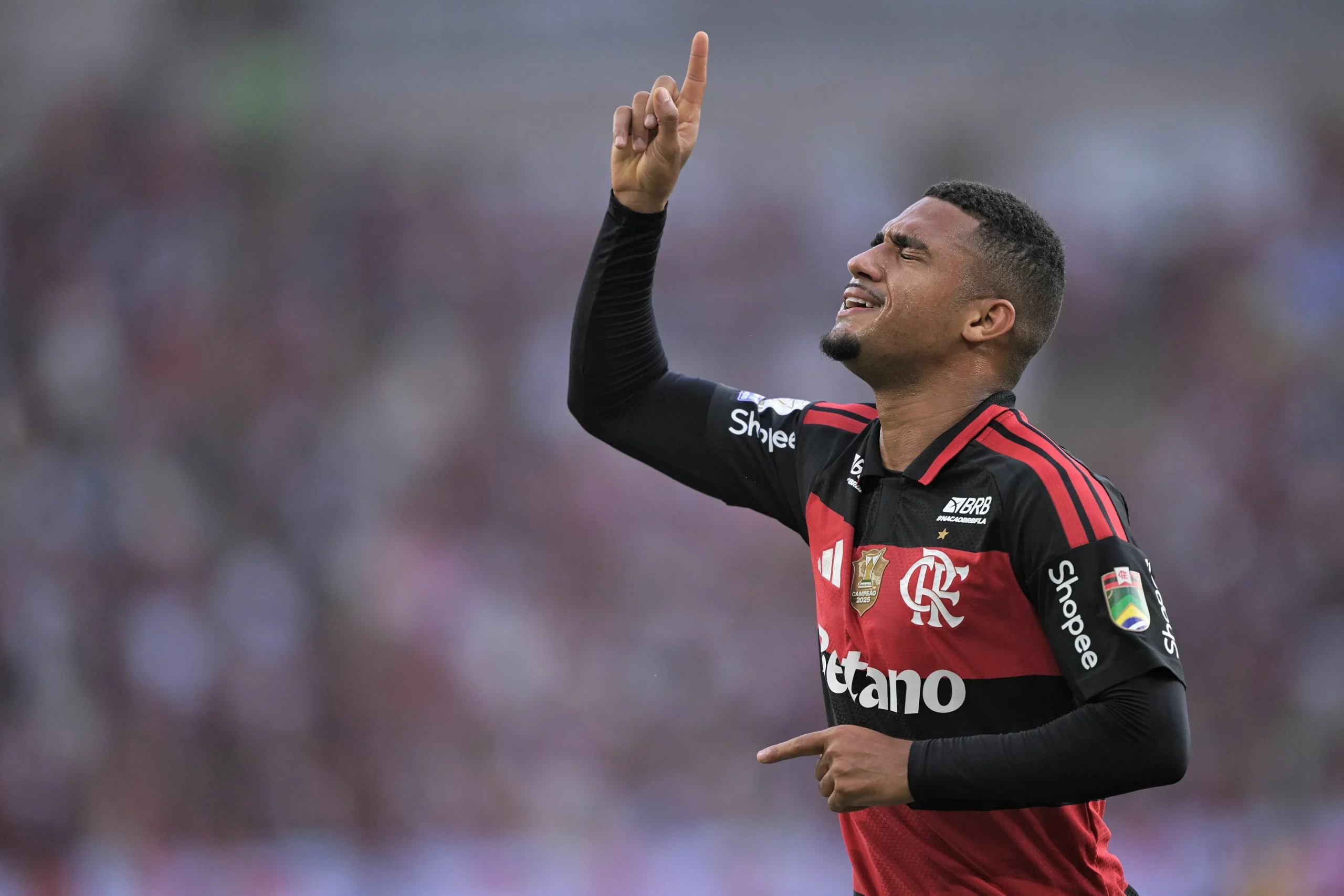 RJ – RIO DE JANEIRO – 30/05/2026 – BRASILEIRO A 2026, FLAMENGO X CORITIBA – Samuel Lino jogador do Flamengo comemora seu gol durante partida contra o Coritiba no estadio Maracana pelo campeonato Brasileiro A 2026. Foto: Jorge Rodrigues/AGIF