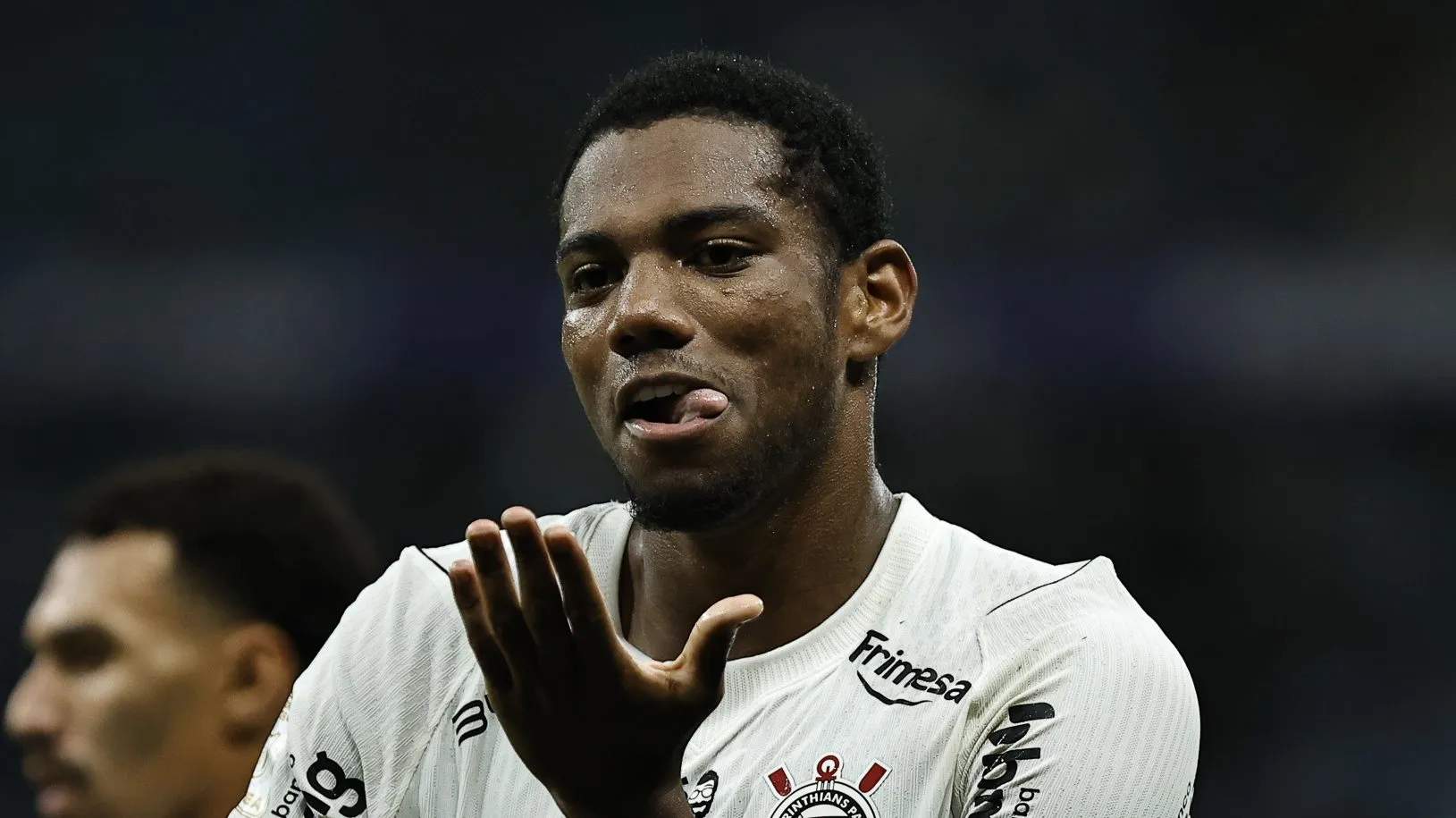 Andre, jogador do Corinthians, comemora seu gol durante partida contra o Gremio no estadio Arena do Gremio pelo campeonato Brasileiro A 2026. Foto: Roberto Vinicius/AGIF