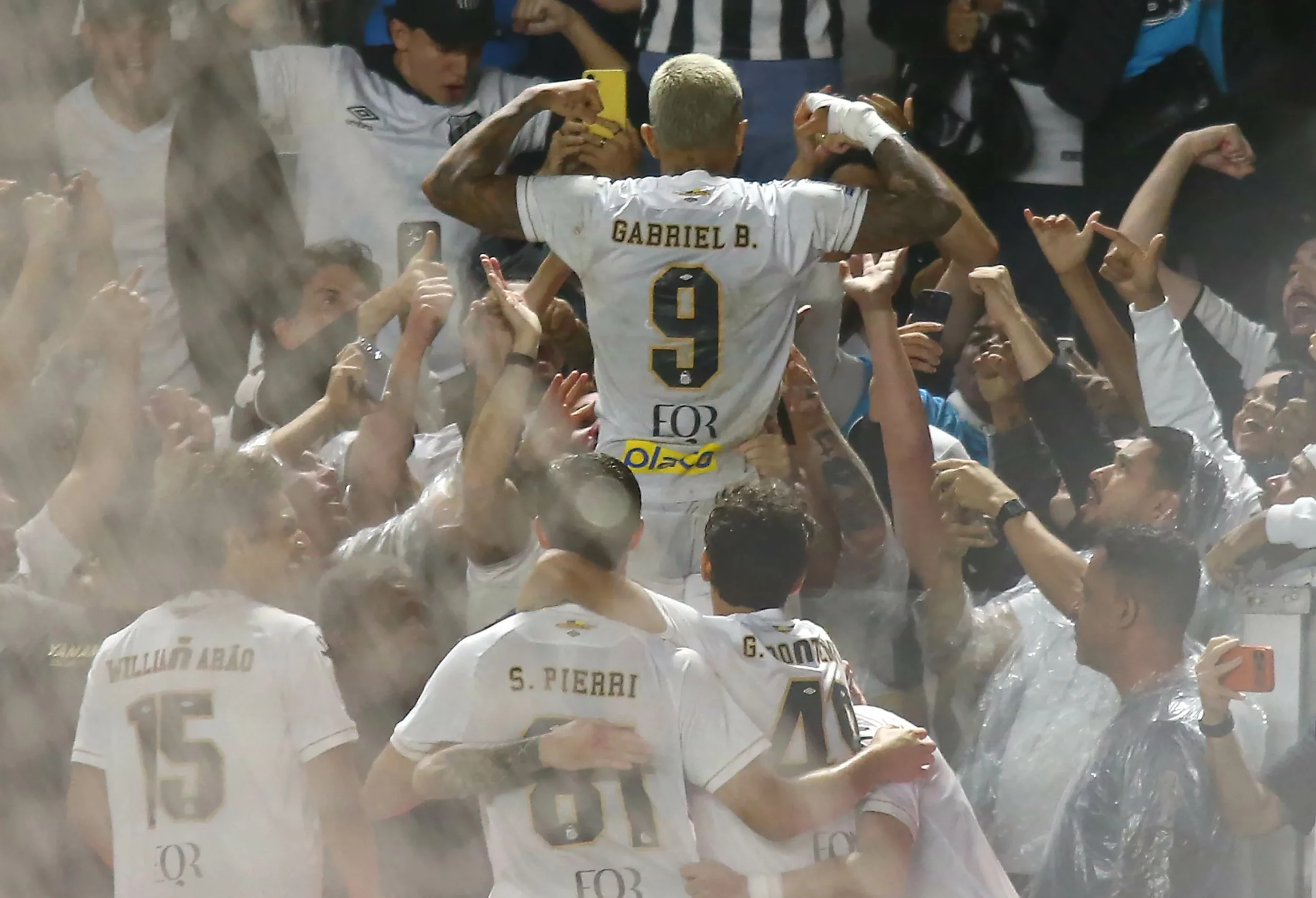 Gabigol jogador do Santos comemora seu gol durante partida contra o Vitoria no estadio Vila Belmiro pelo campeonato Brasileiro A 2026. Foto: Mauricio De Souza/AGIF