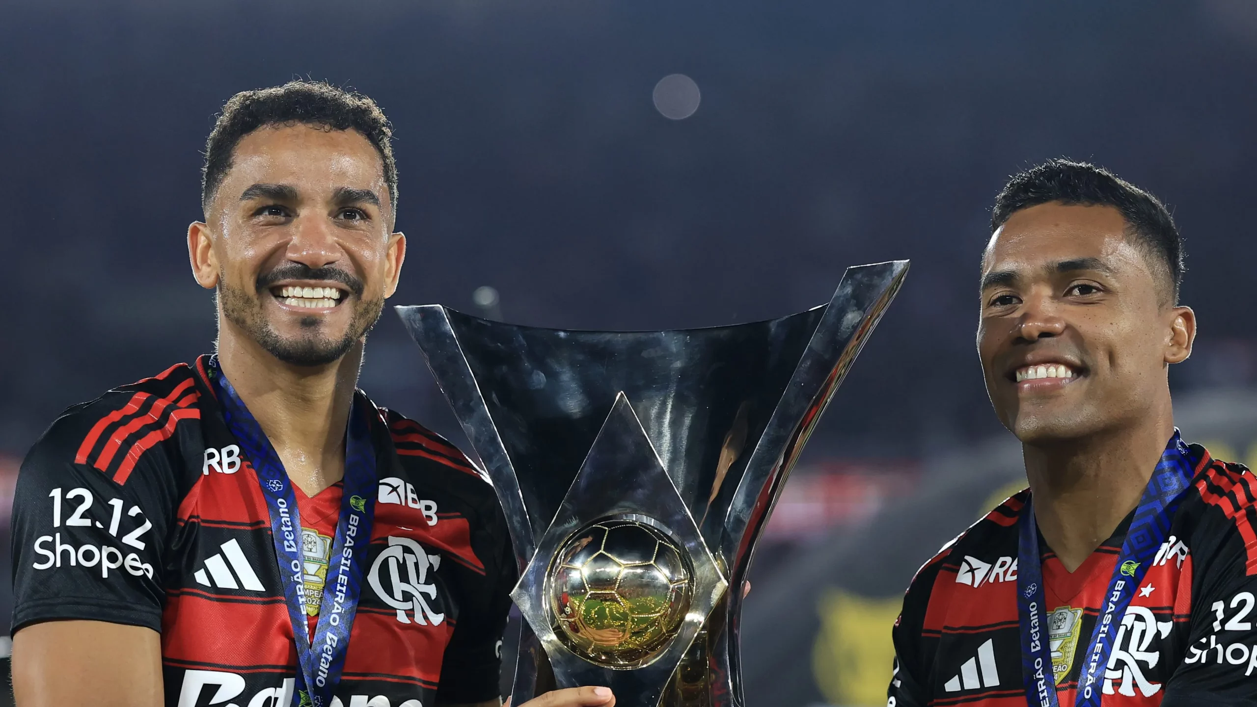 Alex Sandro e Danilo. (Foto de Buda Mendes/Getty Images)